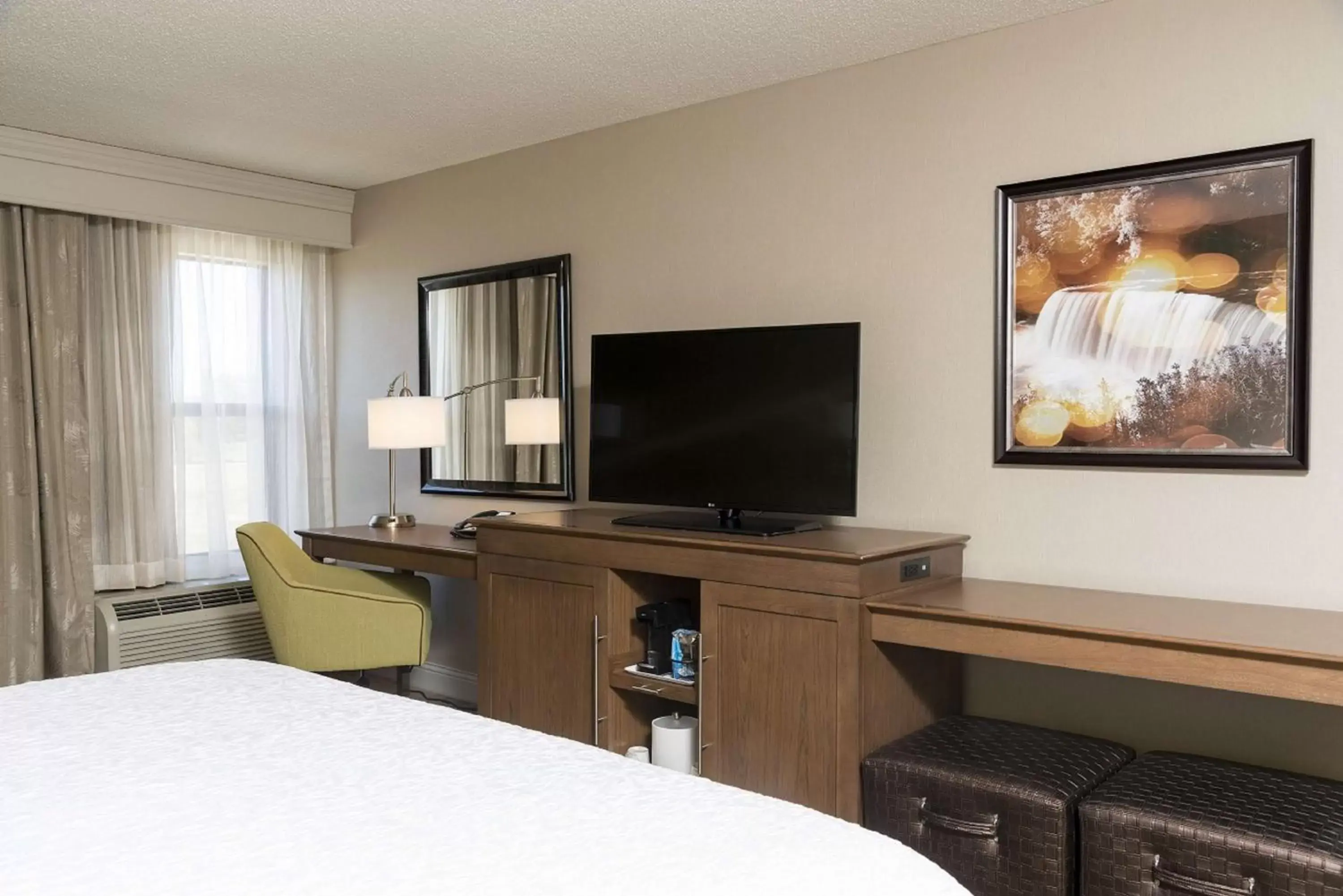 Bedroom, TV/Entertainment Center in Hampton Inn Mount Pleasant