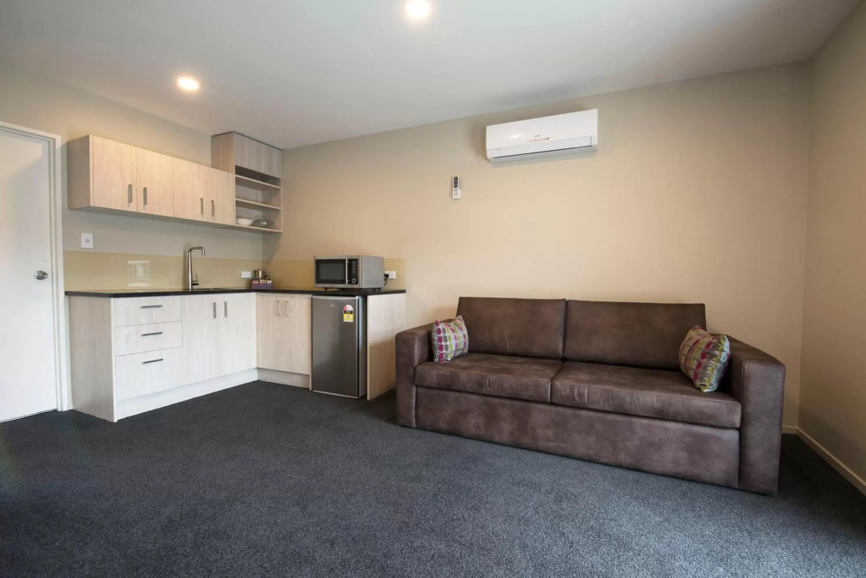 Living room, Kitchen/Kitchenette in Ellerslie Palms Motel