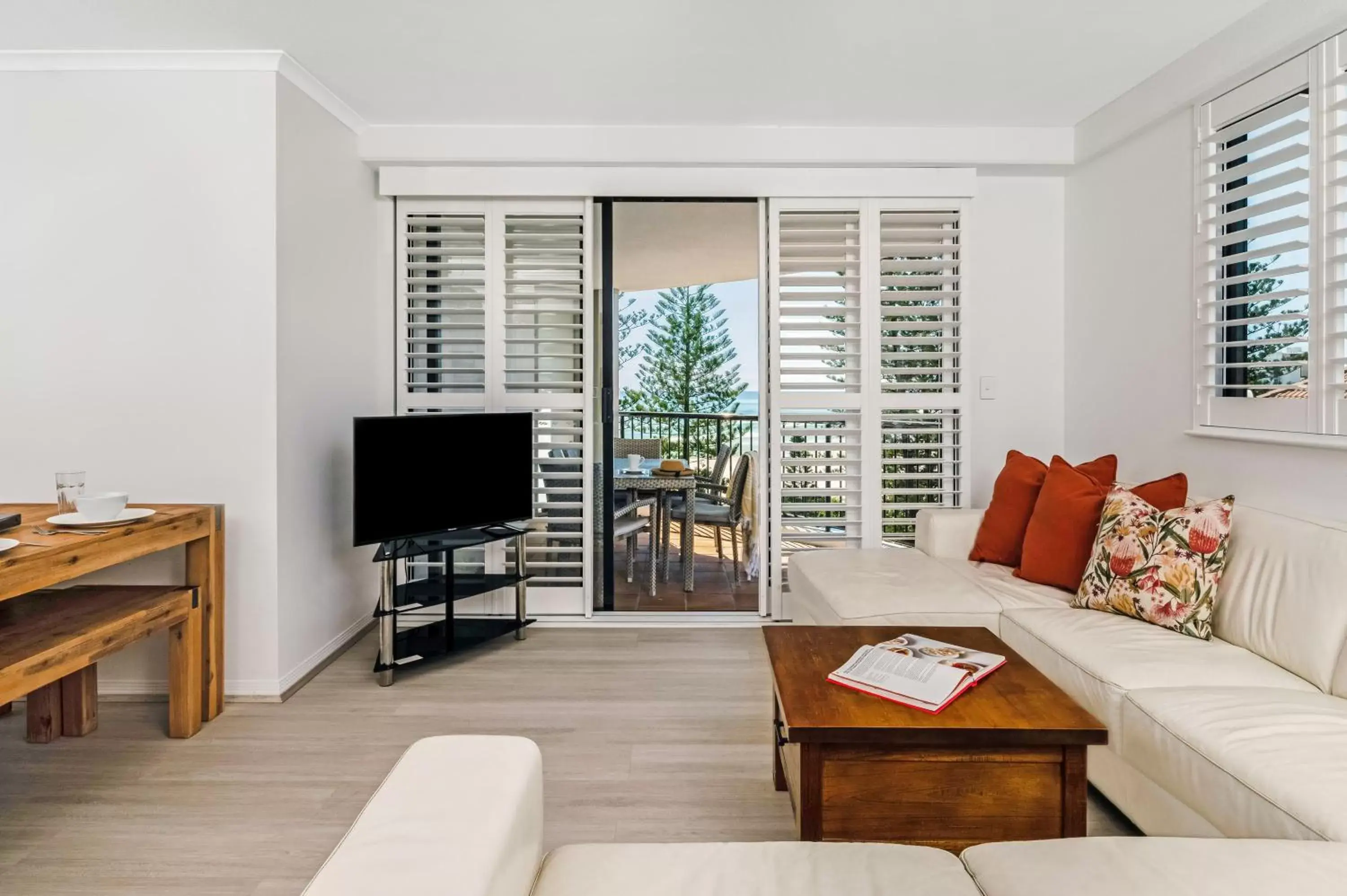 Three-Bedroom Apartment with Ocean View in Mantra Coolangatta Beach Three-Bedroom Apartment with Ocean View in Mantra Coolangatta Beach