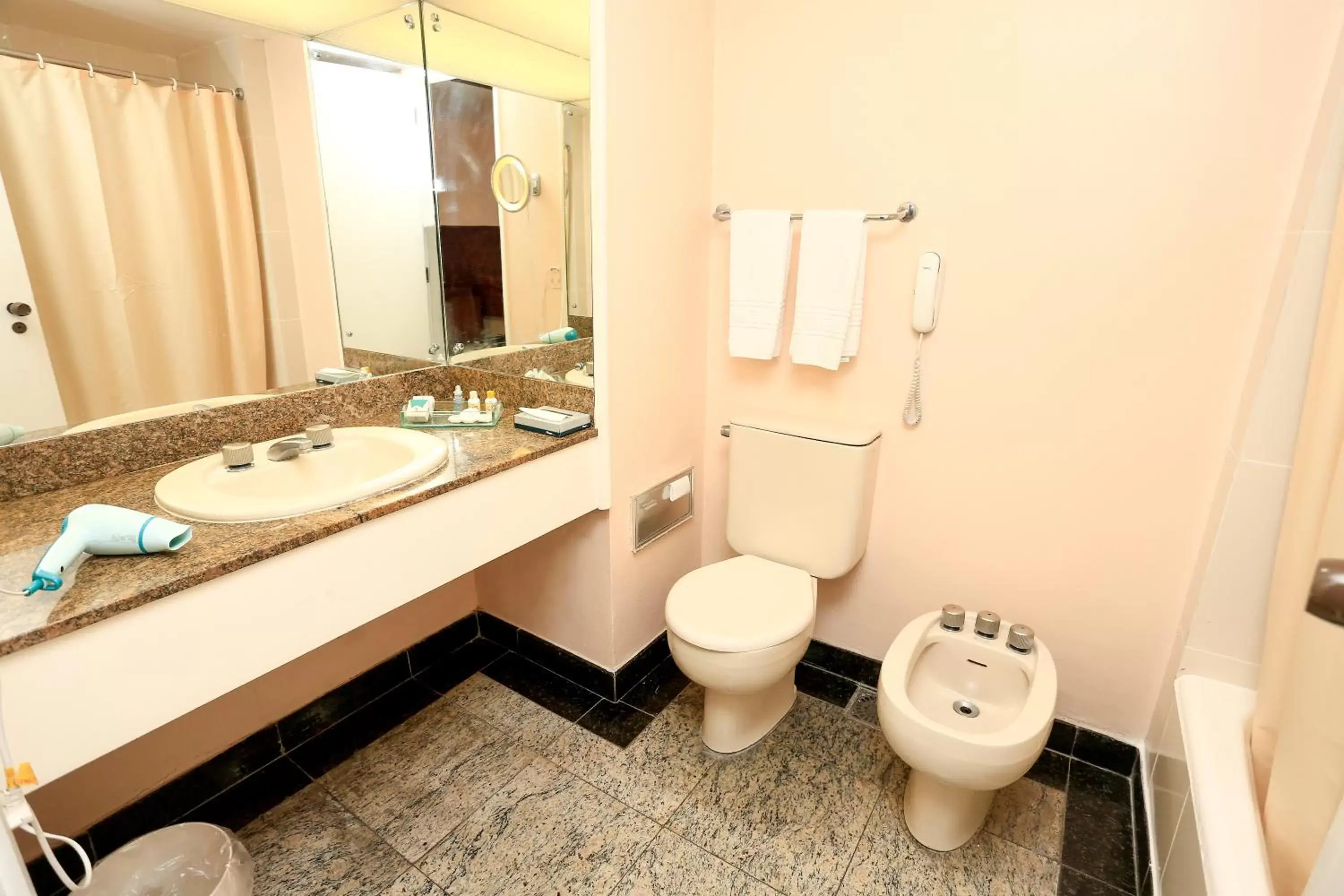 Toilet, Bathroom in Hotel Princesa Louçã