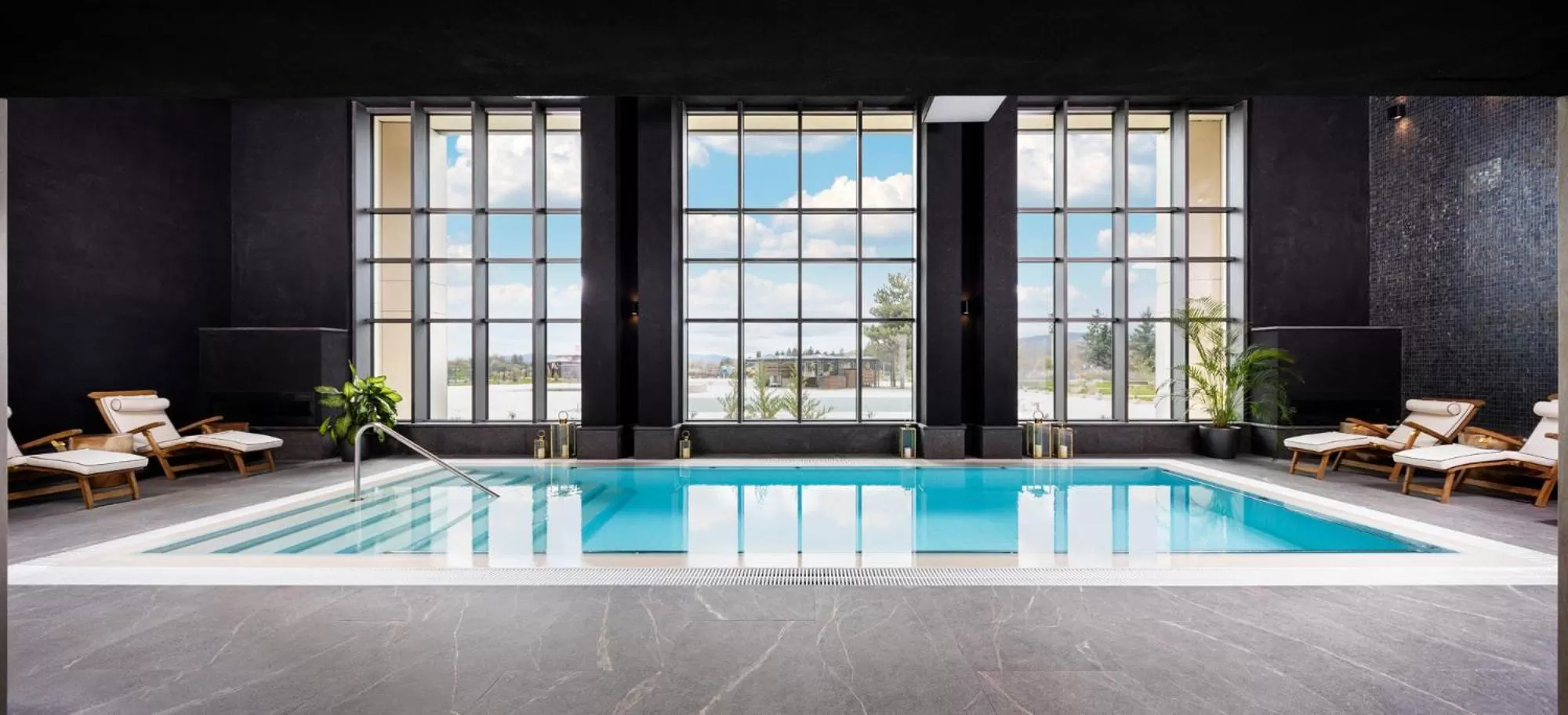 Swimming pool in Kings' Valley Medical & Spa Hotel