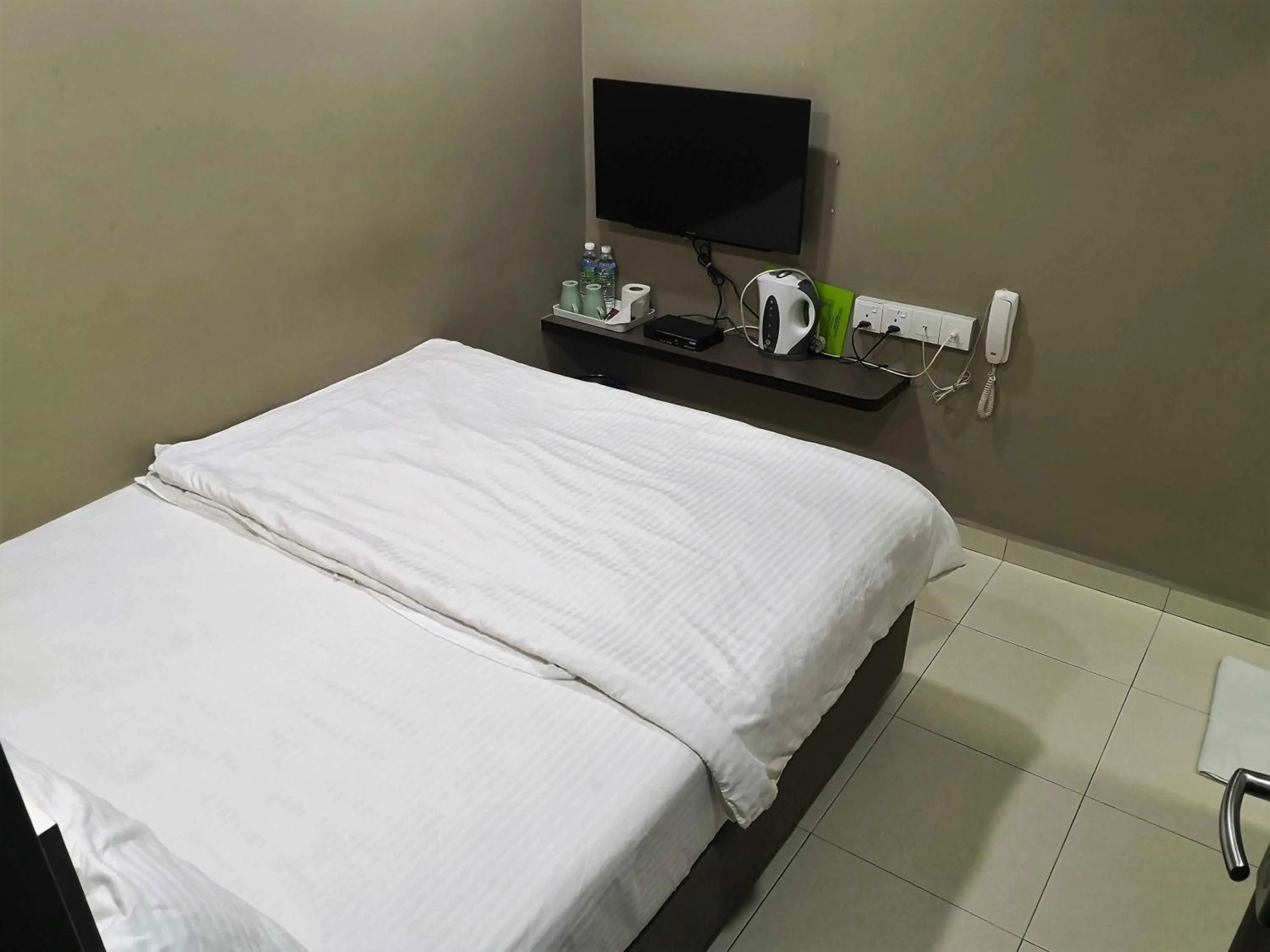 Bedroom, Bed in Tropika Garden Hotel Kulai