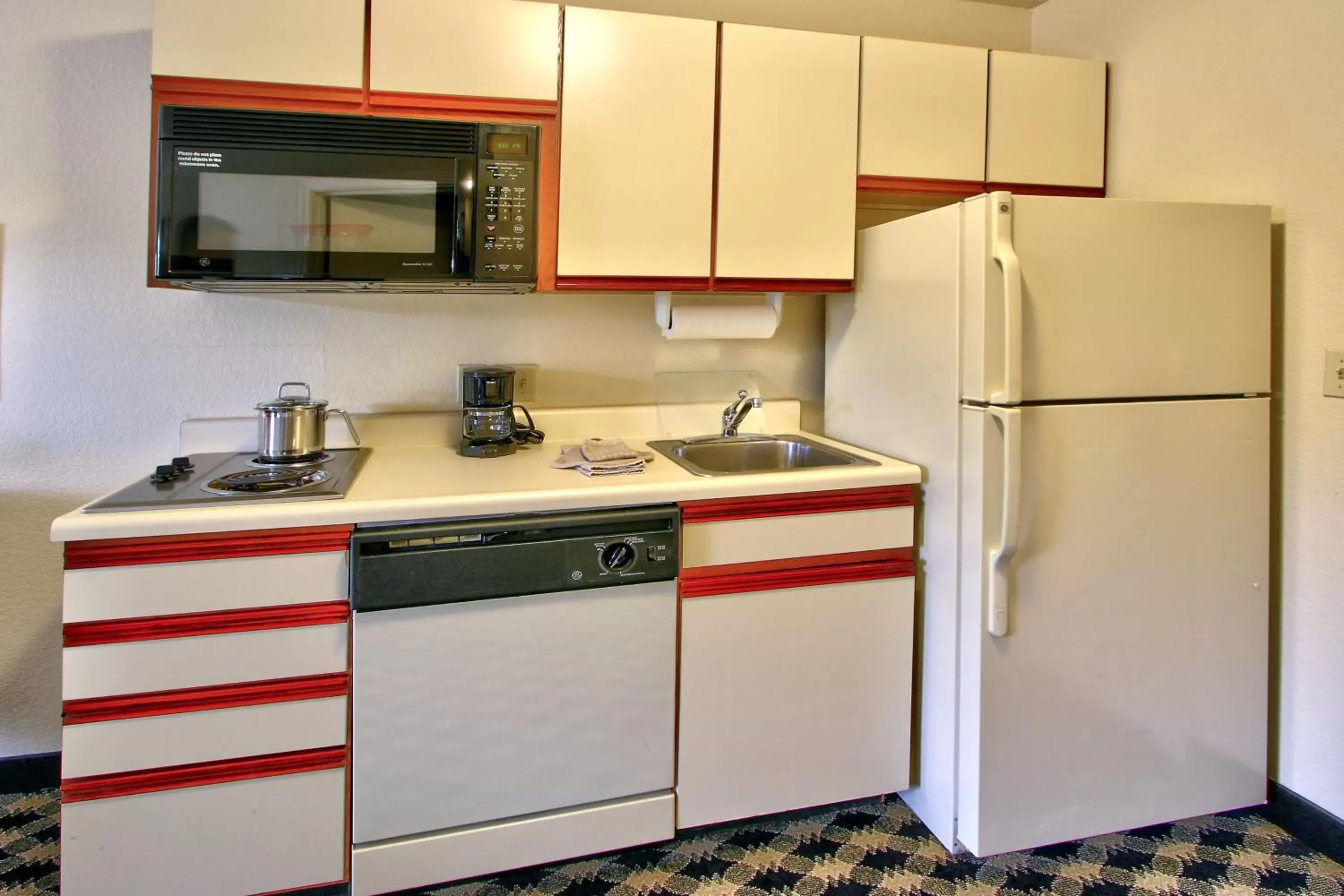 Kitchen or kitchenette, Kitchen/Kitchenette in MCM Elegante Suites