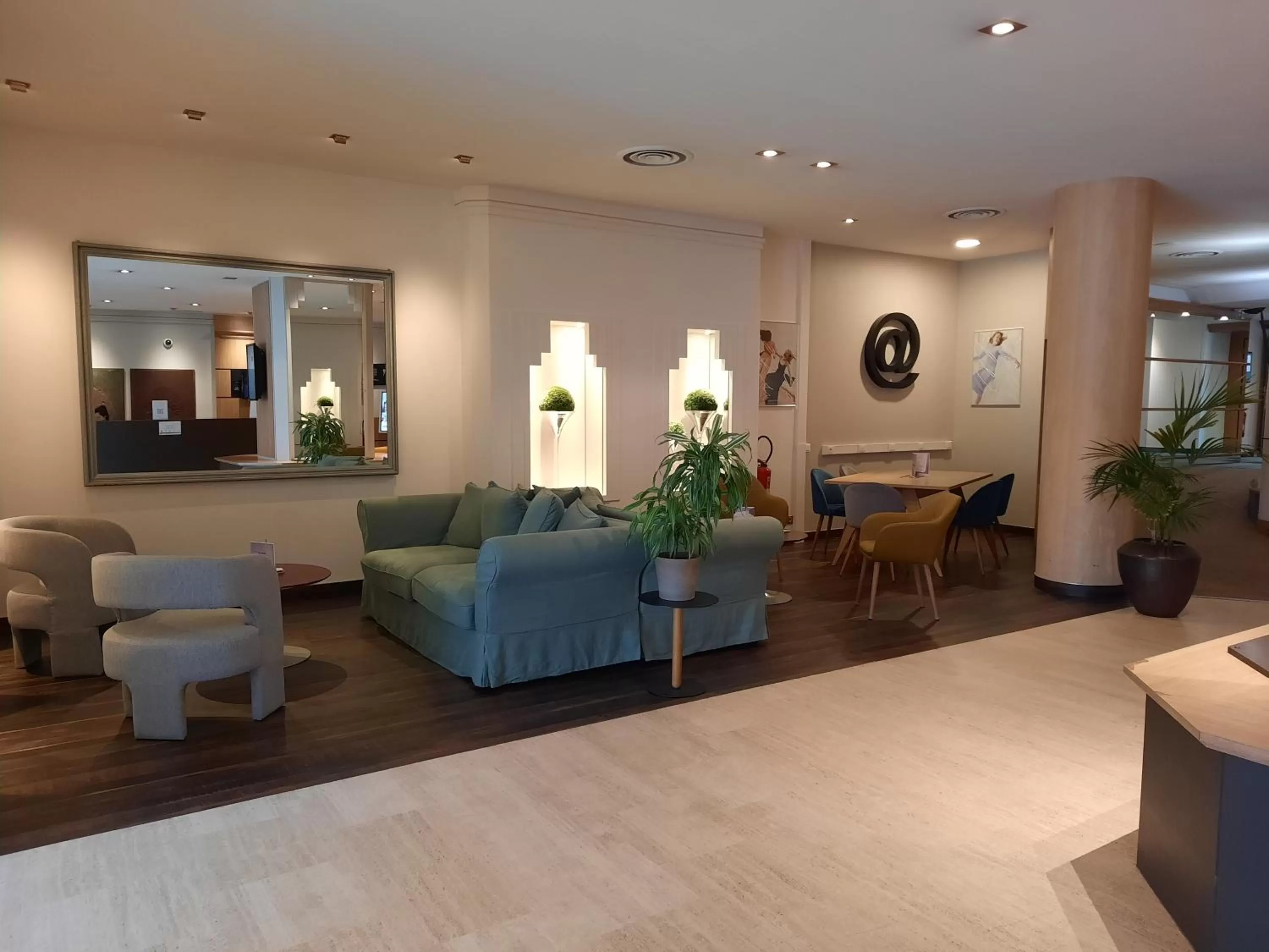 Lobby or reception in Mercure Rennes Centre Gare