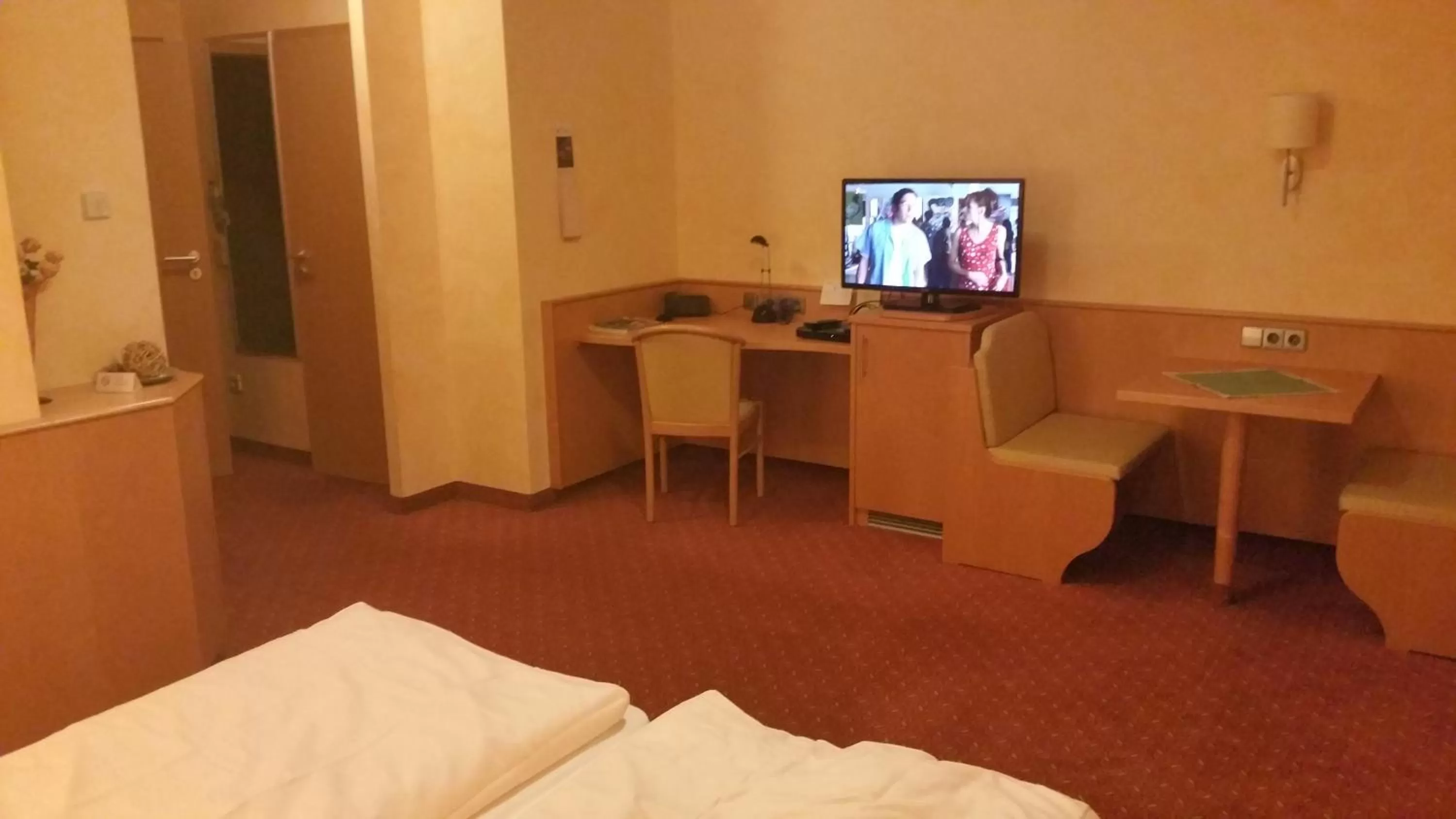 Photo of the whole room, Bed in Hotel-Restaurant Fröhlich