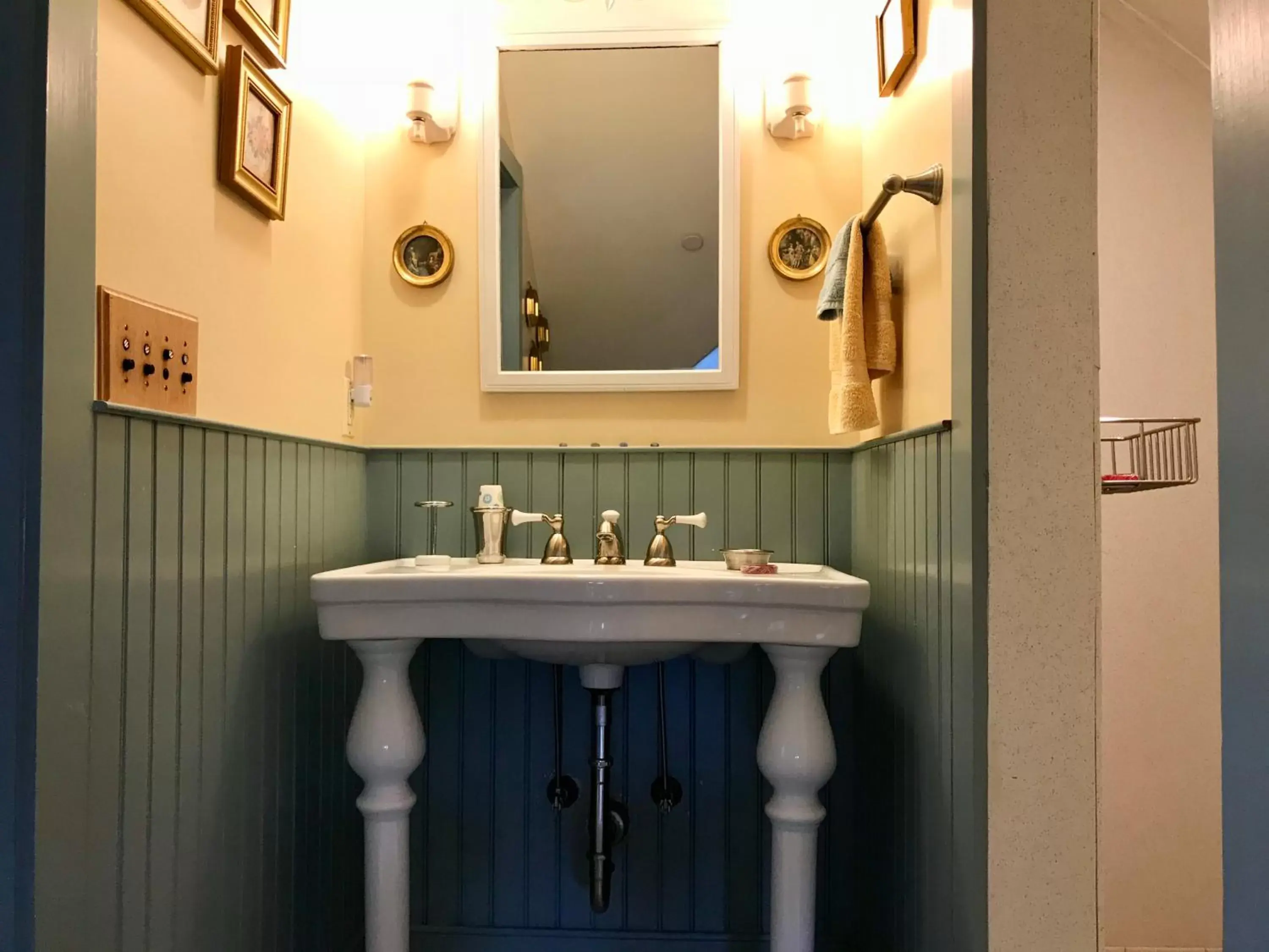 Shower, Bathroom in Hummingbird Inn