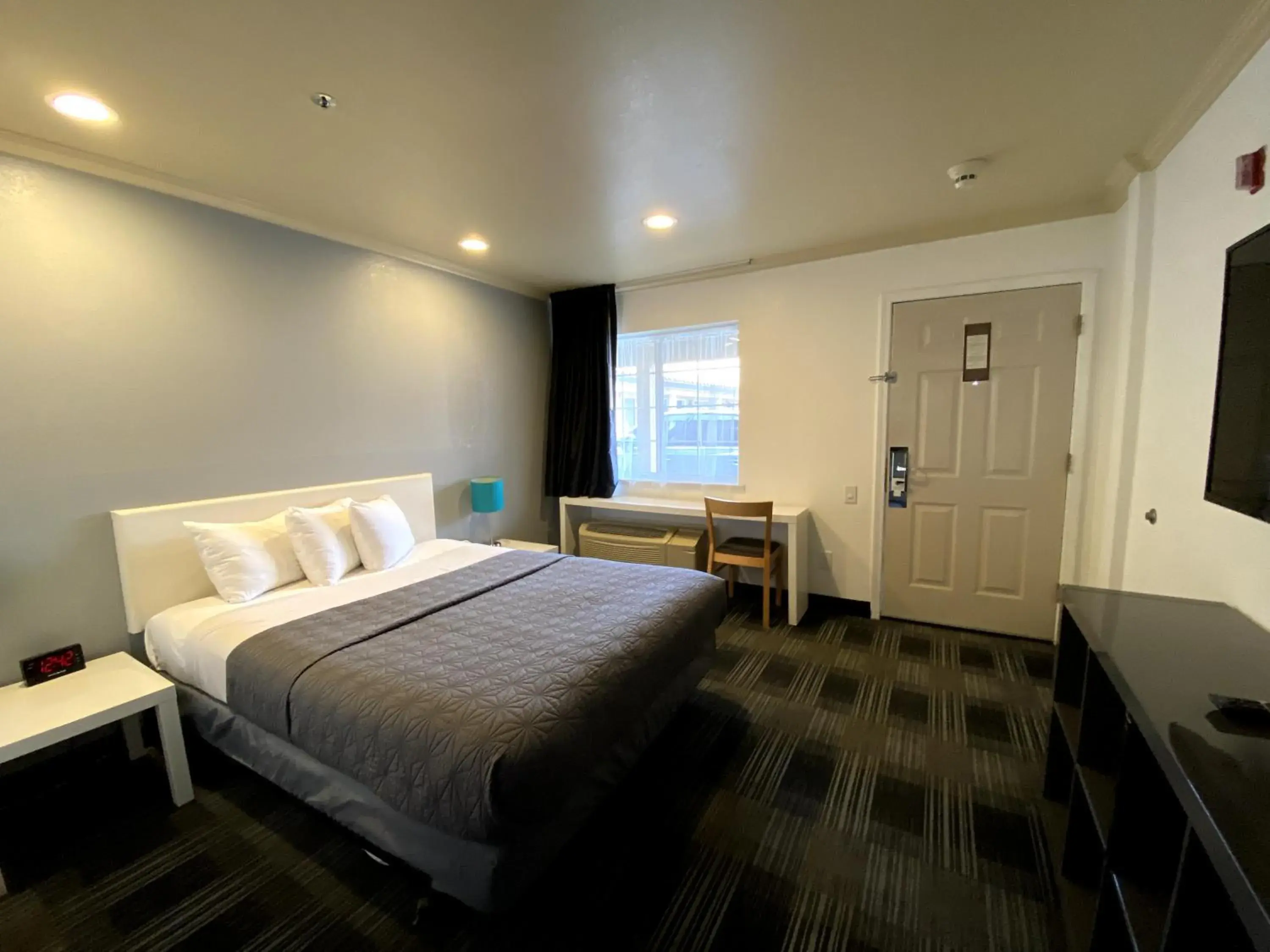 Photo of the whole room in Bridgepoint Inn Daly City