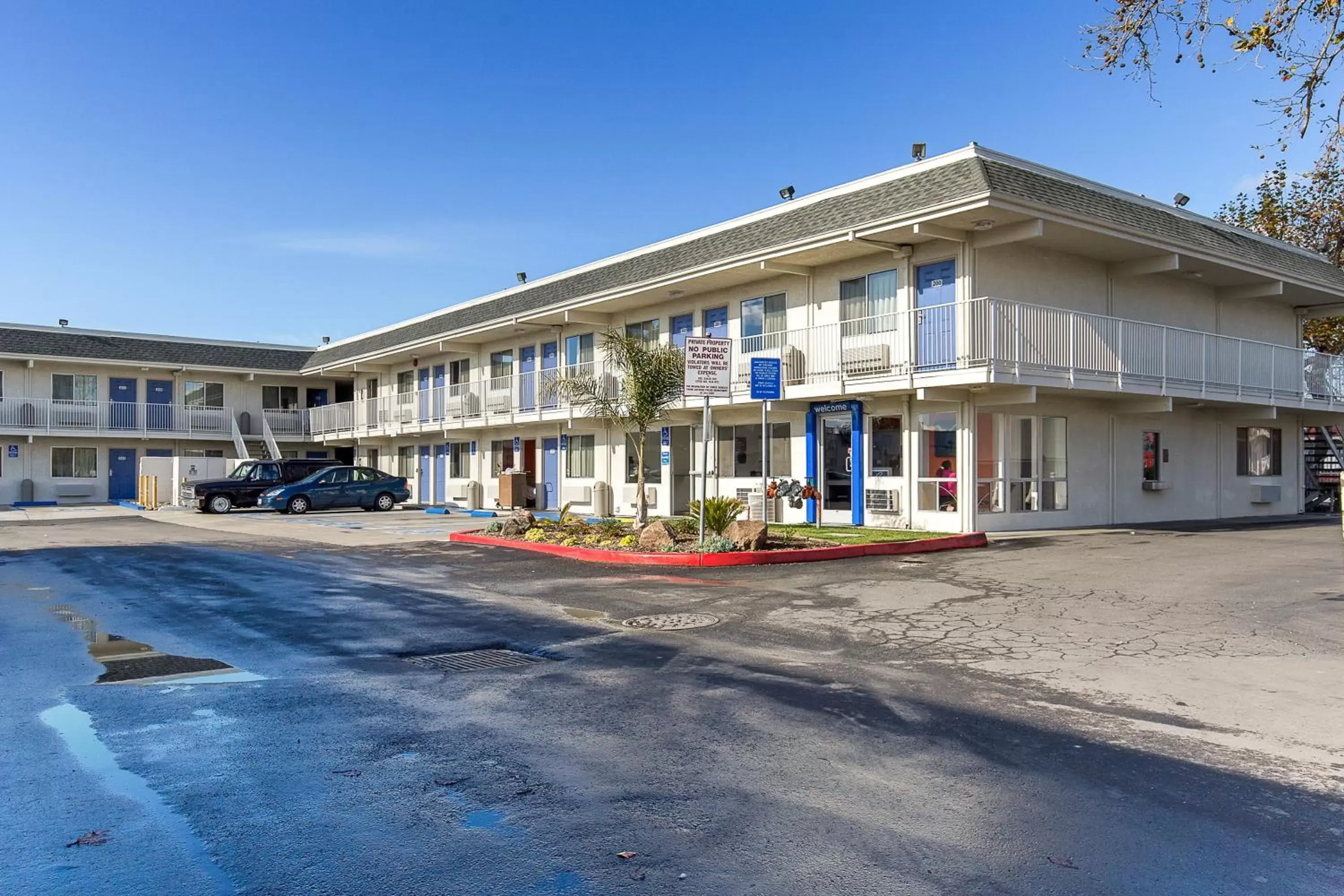 Facade/entrance, Property Building in Motel 6 Hayward, CA- East Bay