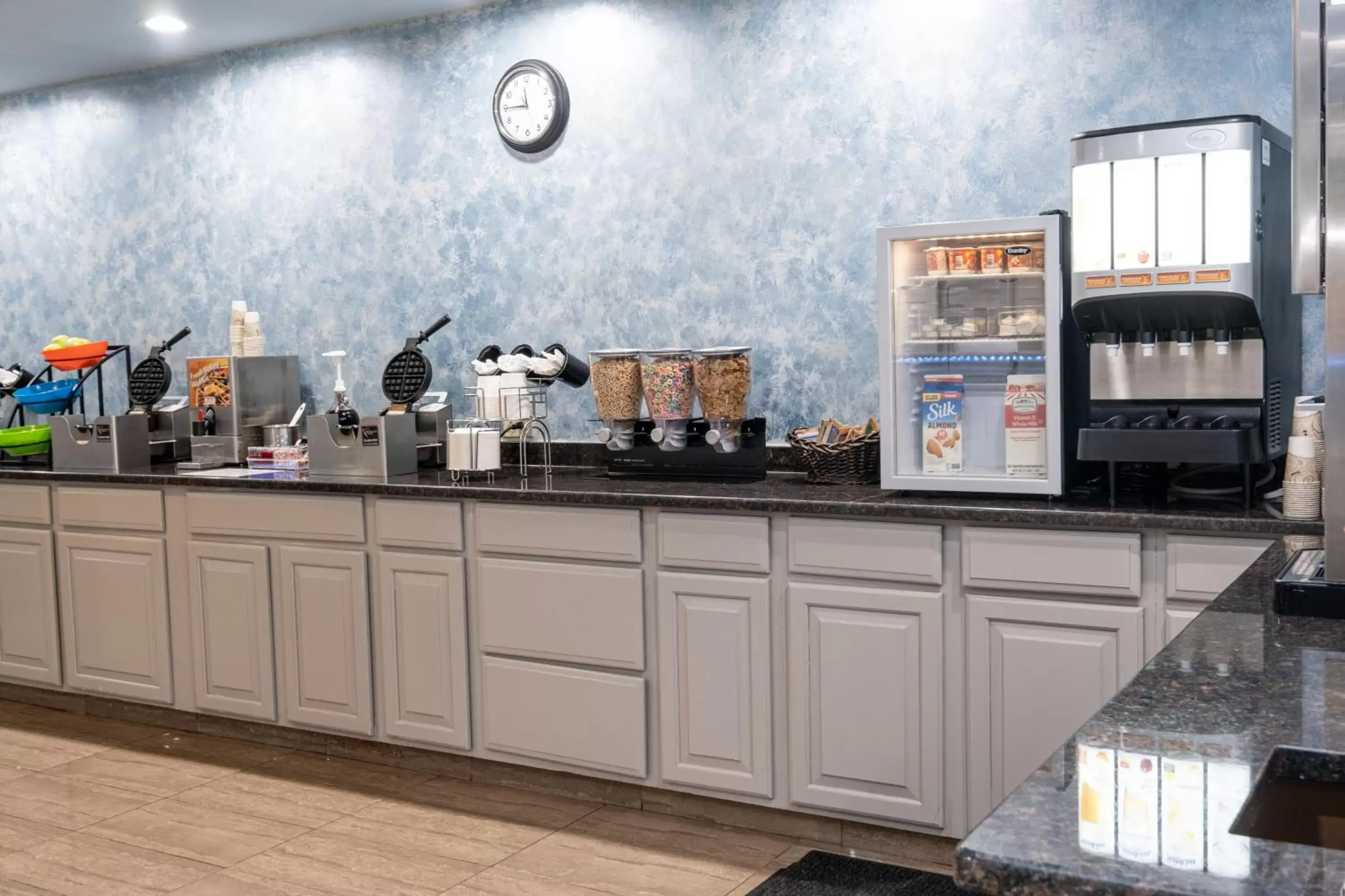 Coffee/tea facilities, Kitchen/Kitchenette in Hilltop Inn & Suites - North Stonington