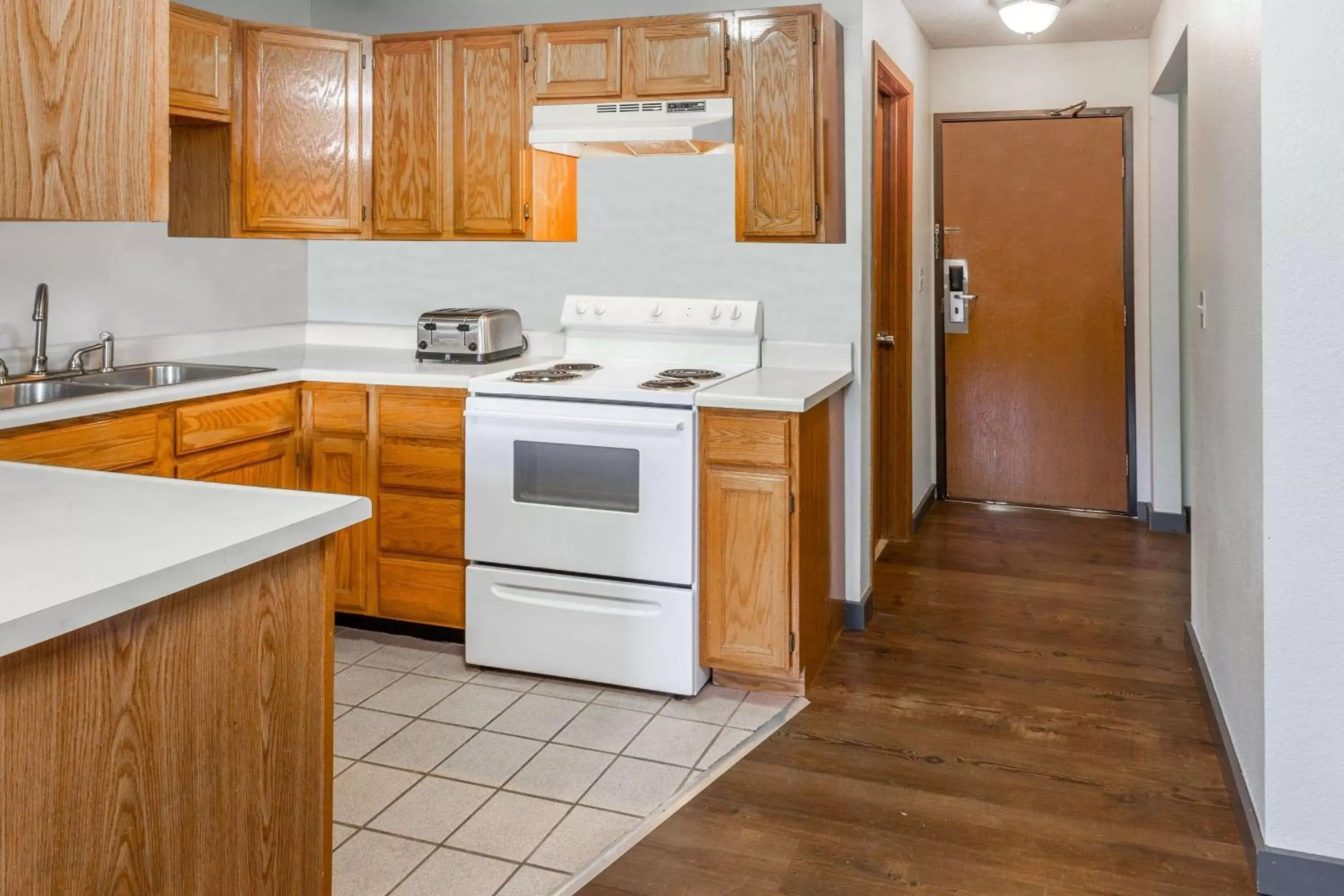 Kitchen or kitchenette, Kitchen/Kitchenette in Super 8 by Wyndham Gardiner/Yellowstone Park Area