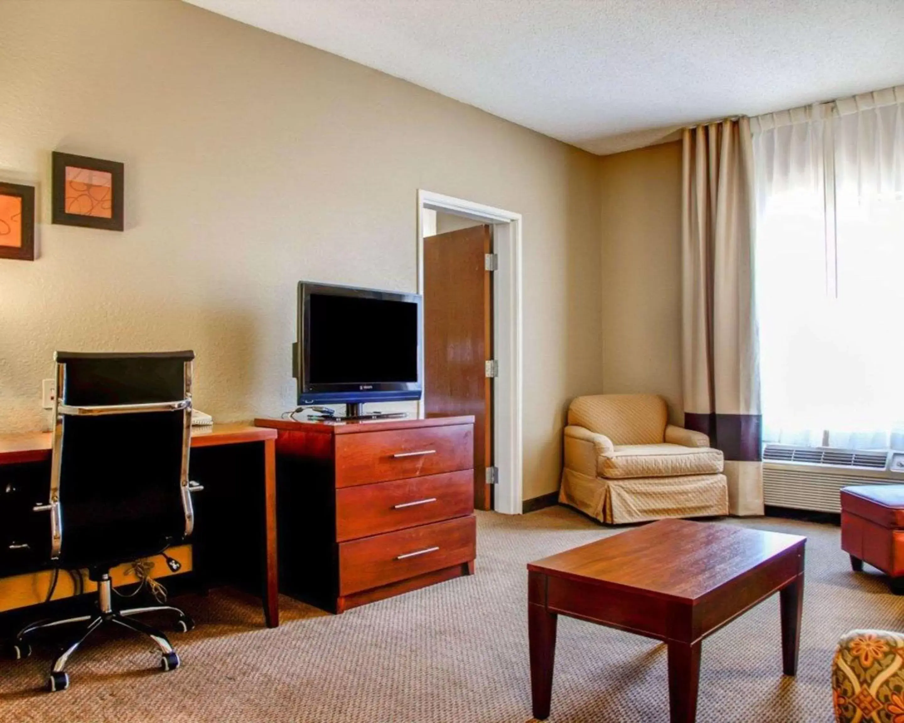 Photo of the whole room, TV/Entertainment Center in Comfort Suites Gadsden Attalla