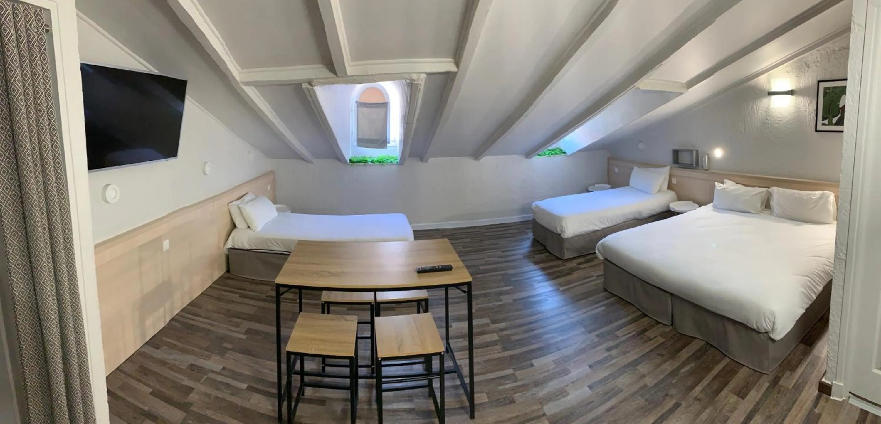 Communal lounge/ TV room, Bed in Hotel de Berne