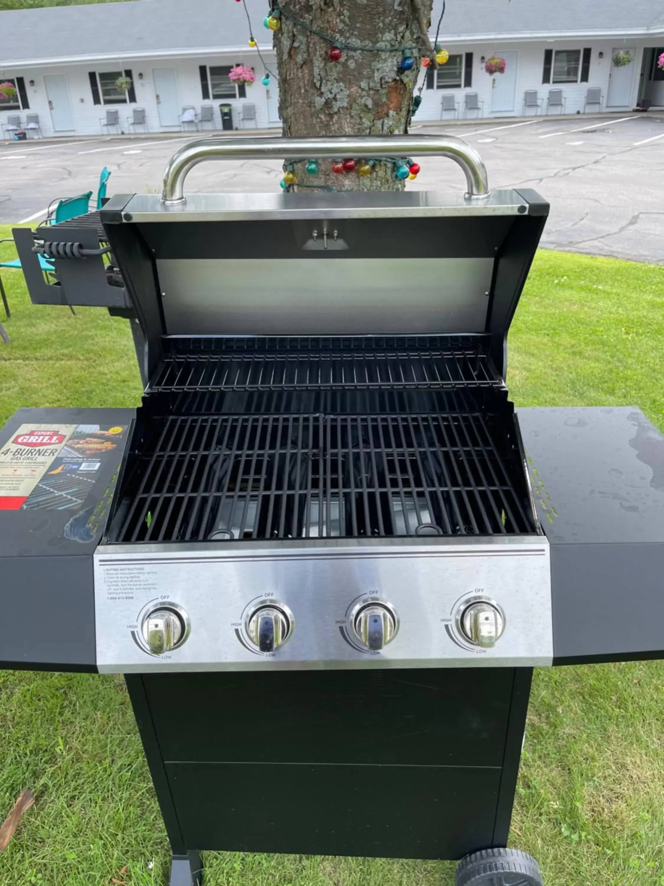 BBQ facilities in Colonial Motel