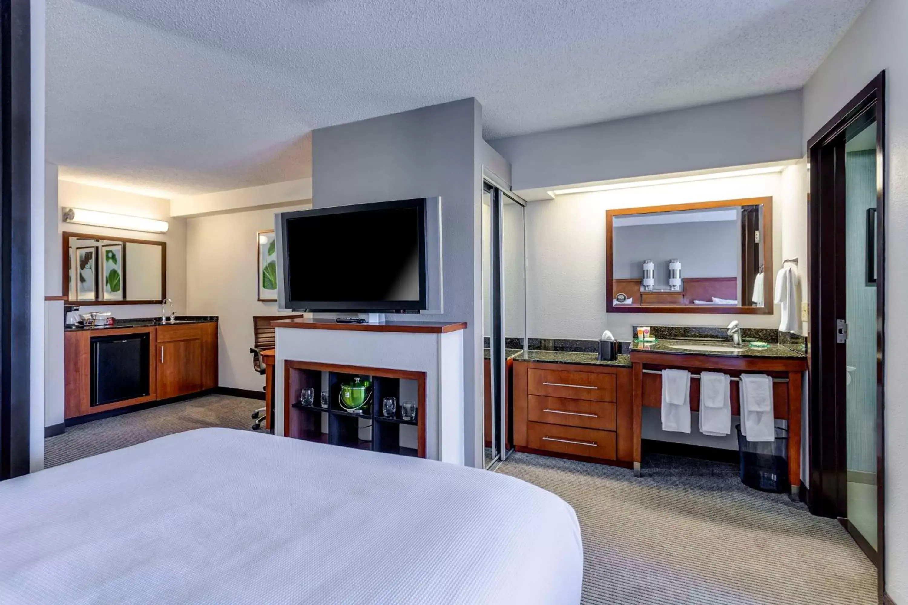 Photo of the whole room, TV/Entertainment Center in Hyatt Place Tempe Phoenix Airport