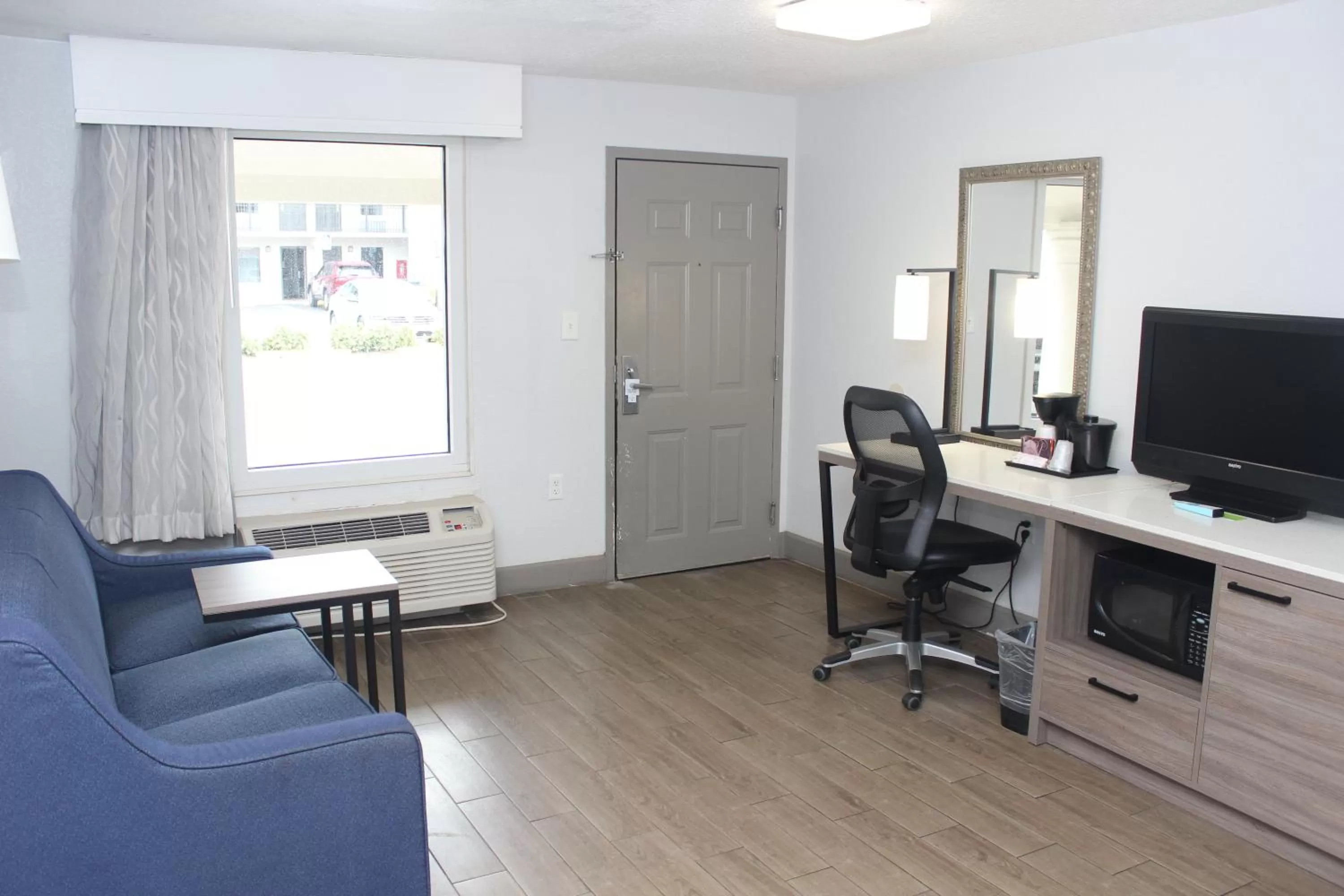 Bed in La Quinta by Wyndham Oceanfront Daytona Beach