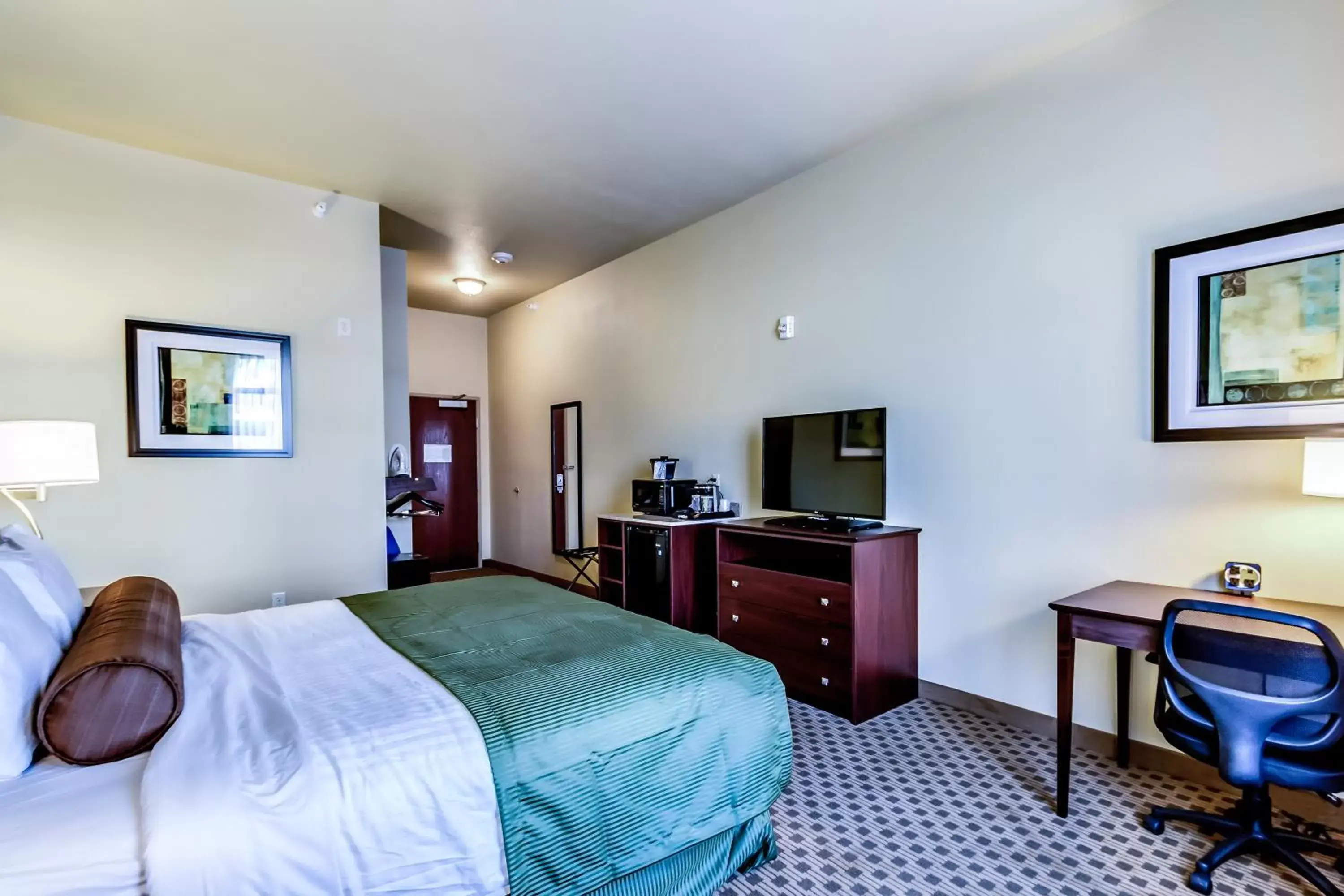 TV and multimedia in Cobblestone Inn & Suites - Waverly