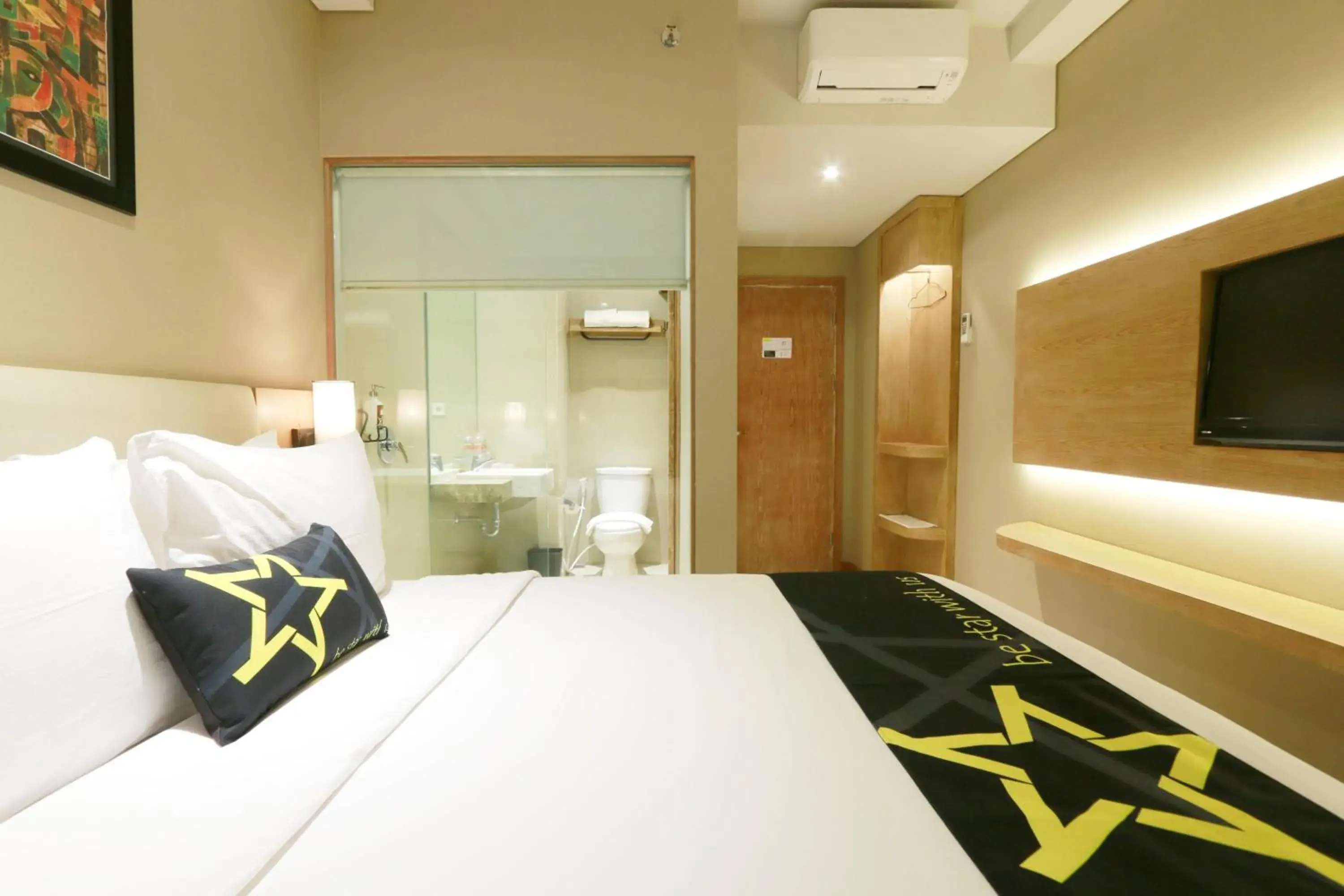 Photo of the whole room, Bed in Yellow Star Gejayan Hotel