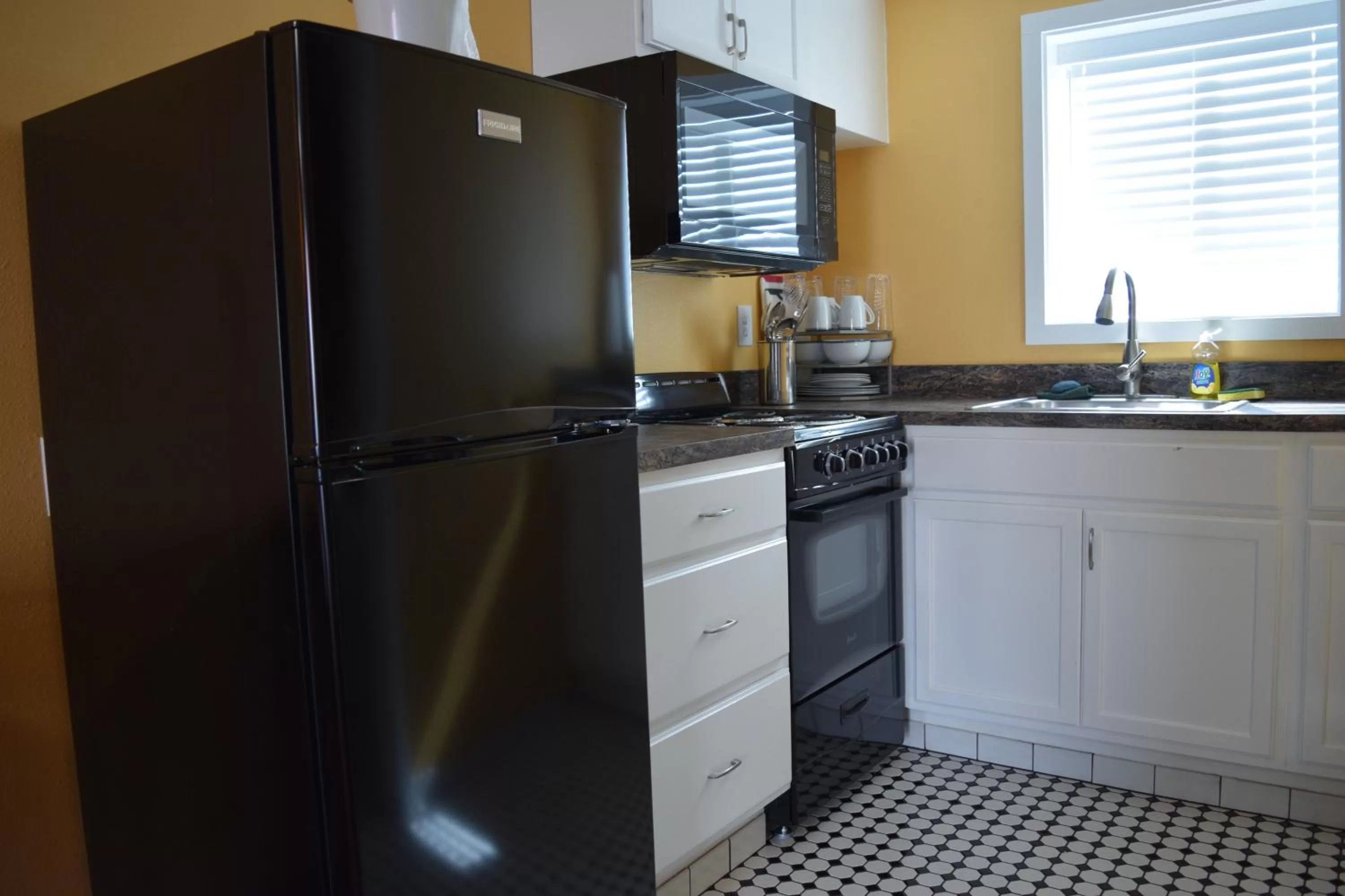 Kitchen or kitchenette in Dew Drop Inn