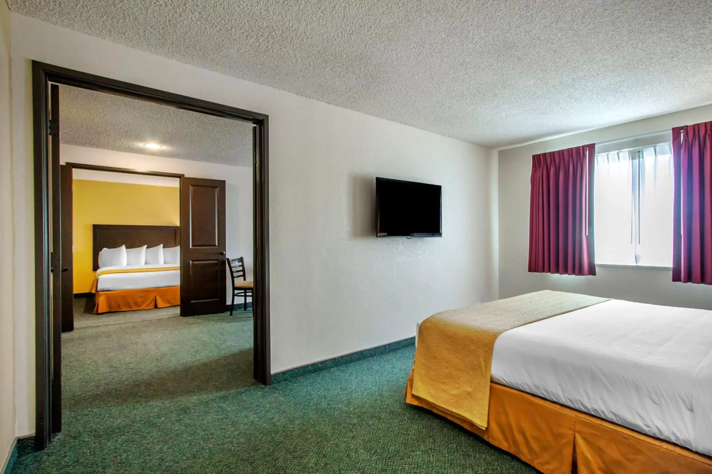 Photo of the whole room, Bed in Quality Inn & Suites Springfield