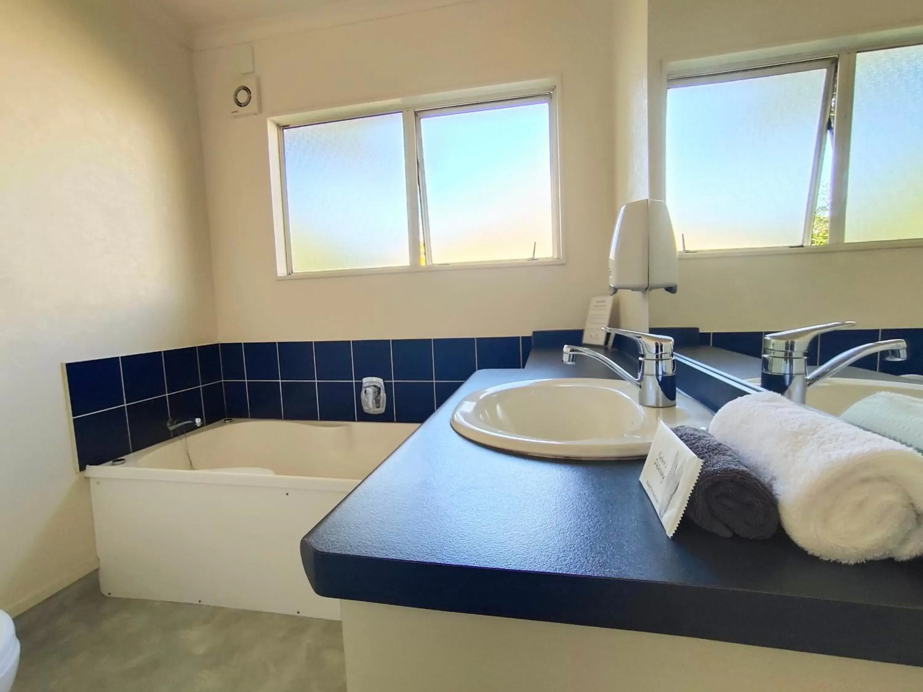 Bathroom in Harringtons Motor Lodge