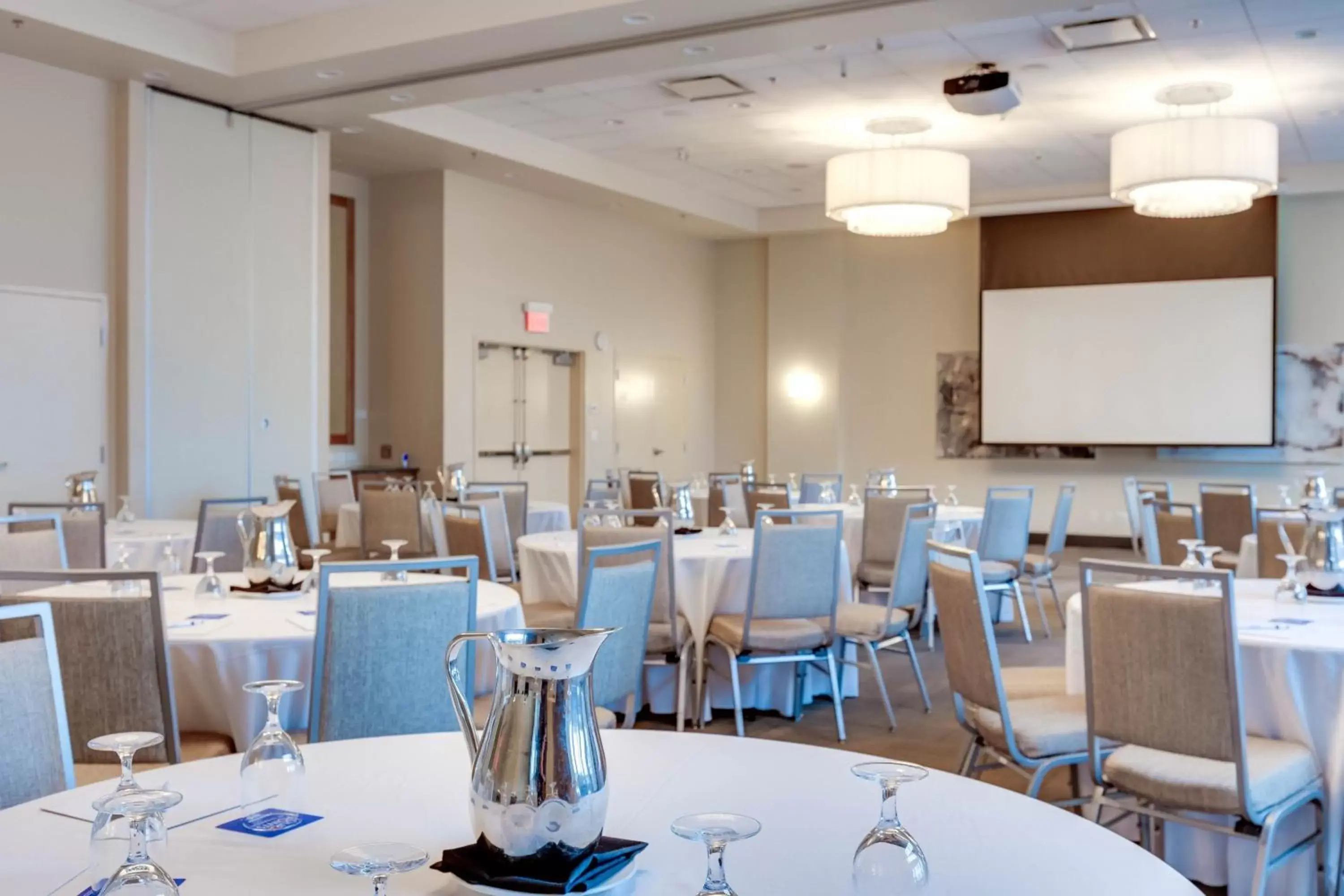 Meeting/conference room, Restaurant/Places to Eat in Four Points by Sheraton Kelowna Airport