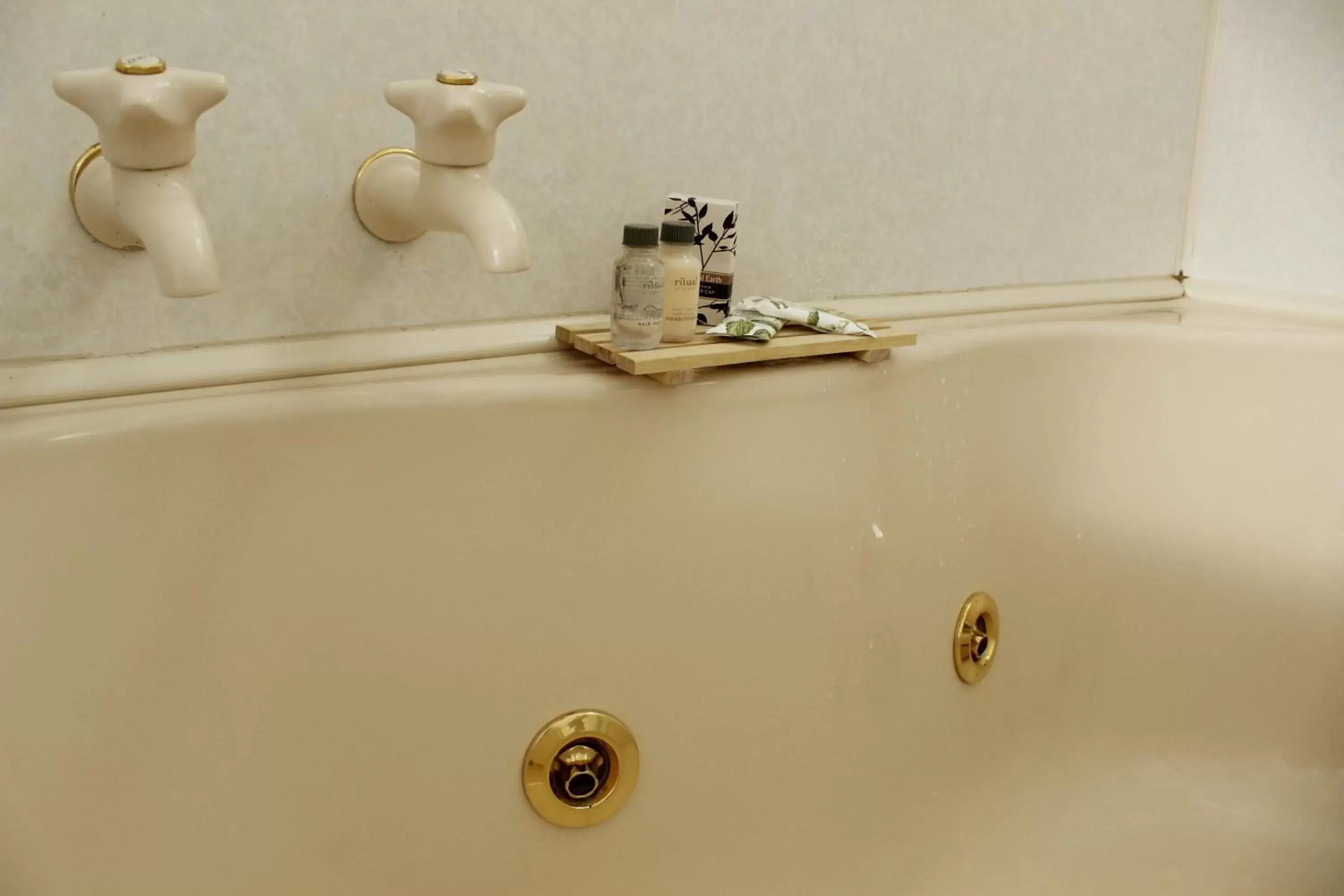 Bathroom, Coffee/Tea Facilities in Colonial Motel