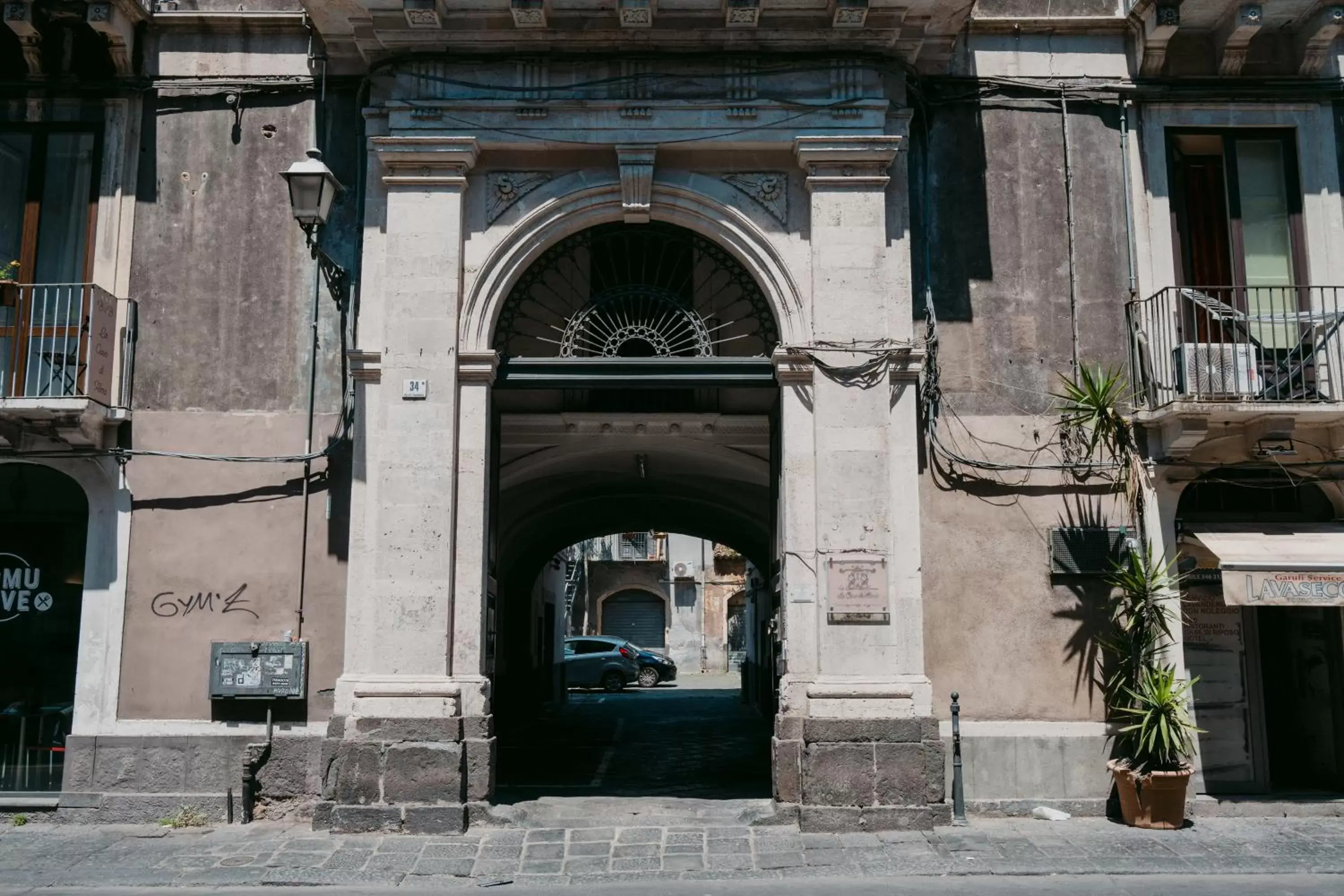 Facade/entrance in La Casa di Alma Luxury rooms