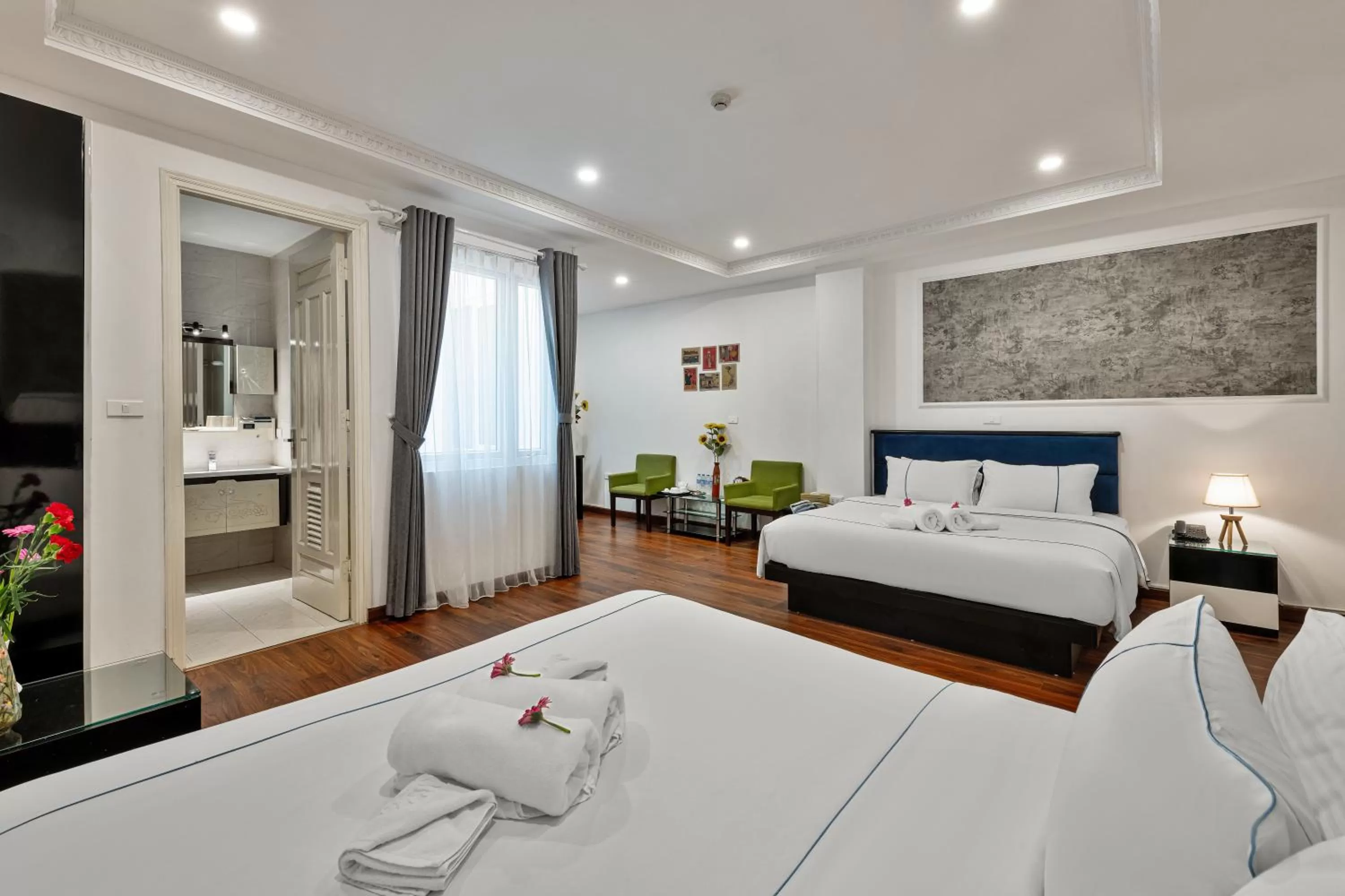 Photo of the whole room, Bed in Golden Sun Hotel