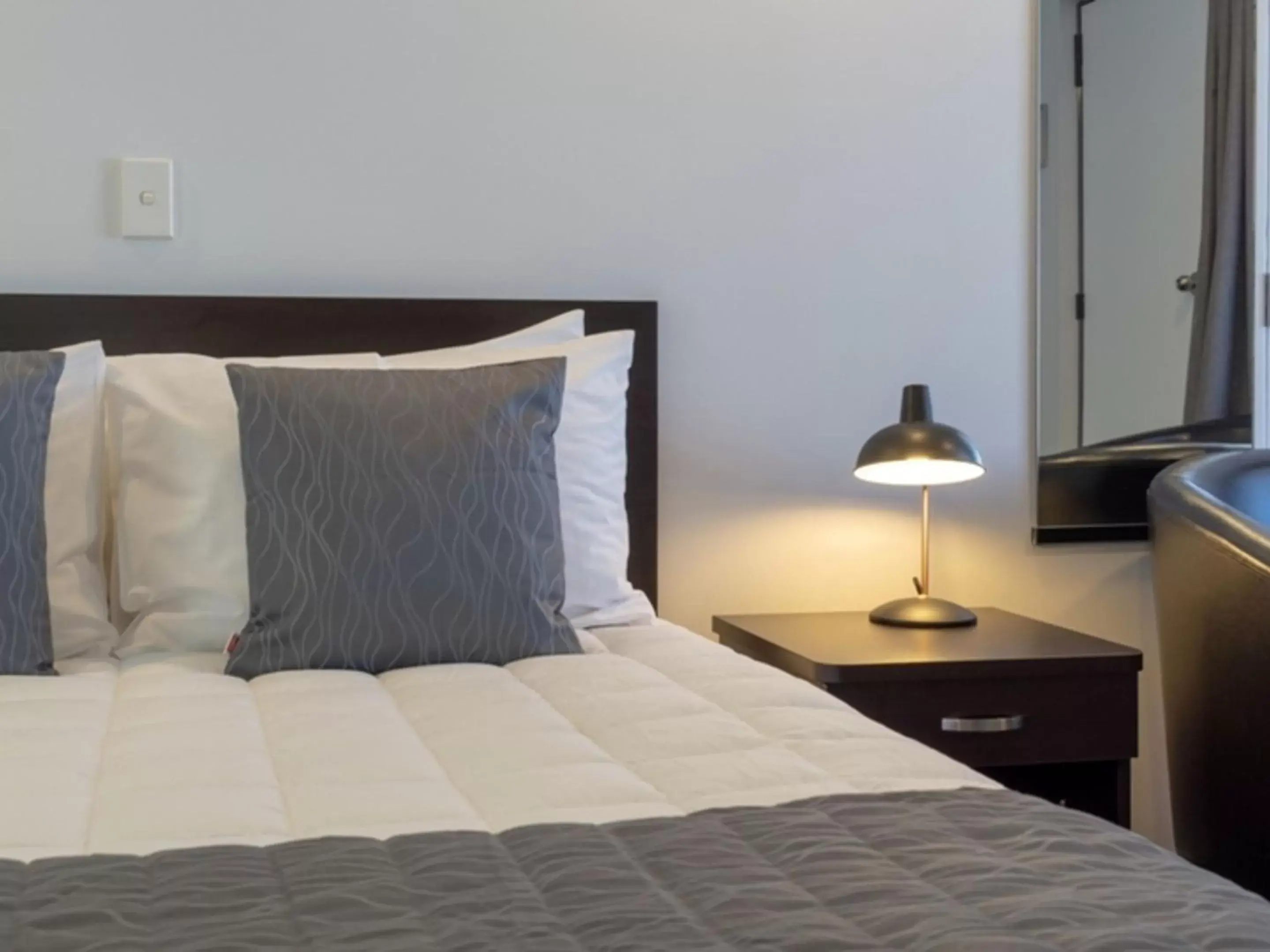 Bed in Durham Court Motor Inn Bed in Durham Court Motor Inn