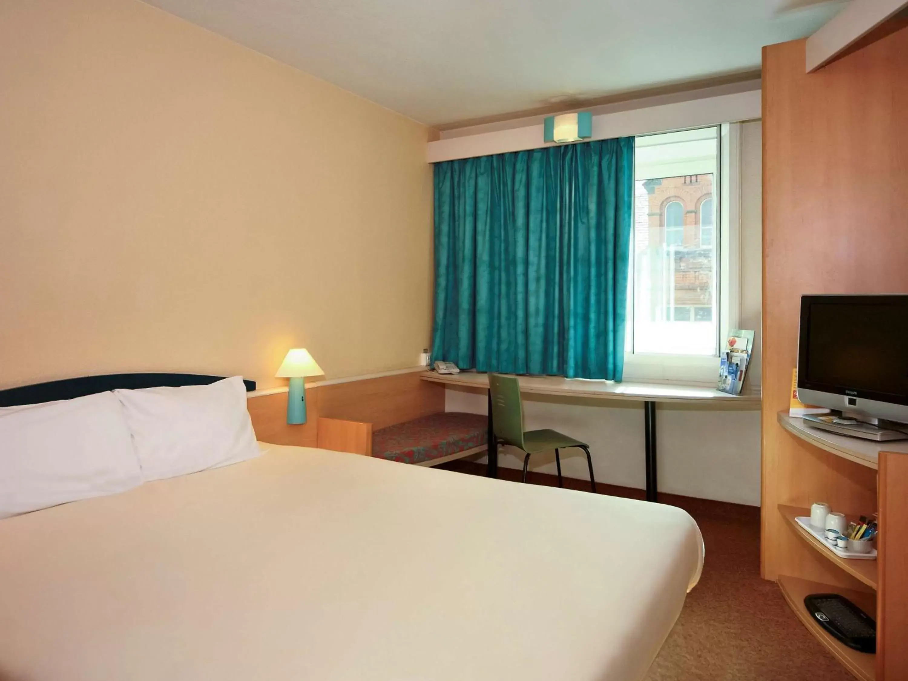 Photo of the whole room, Bed in ibis Carlisle City Centre