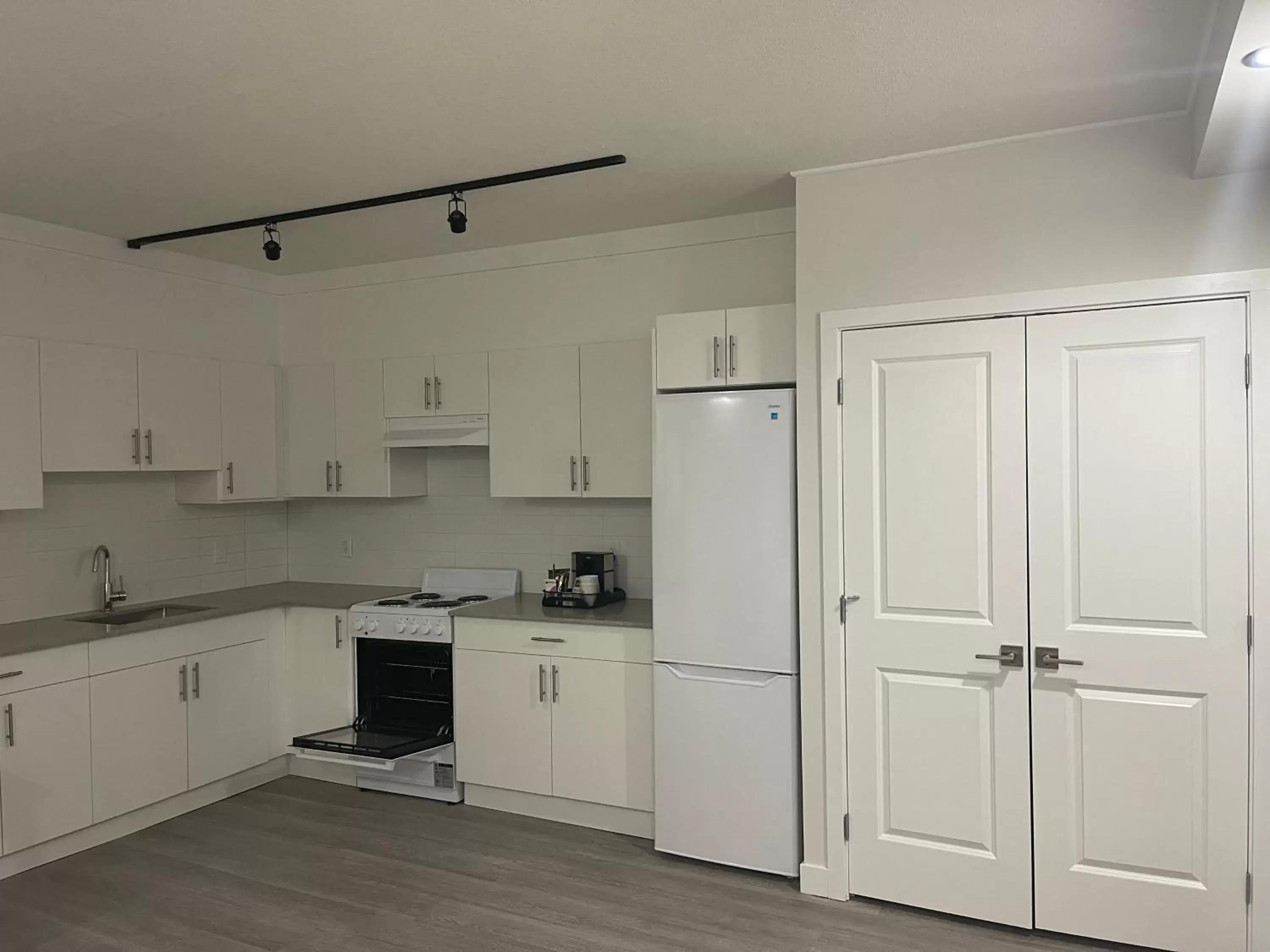 Kitchen or kitchenette, Kitchen/Kitchenette in Coast West Edmonton Hotel & Conference Centre