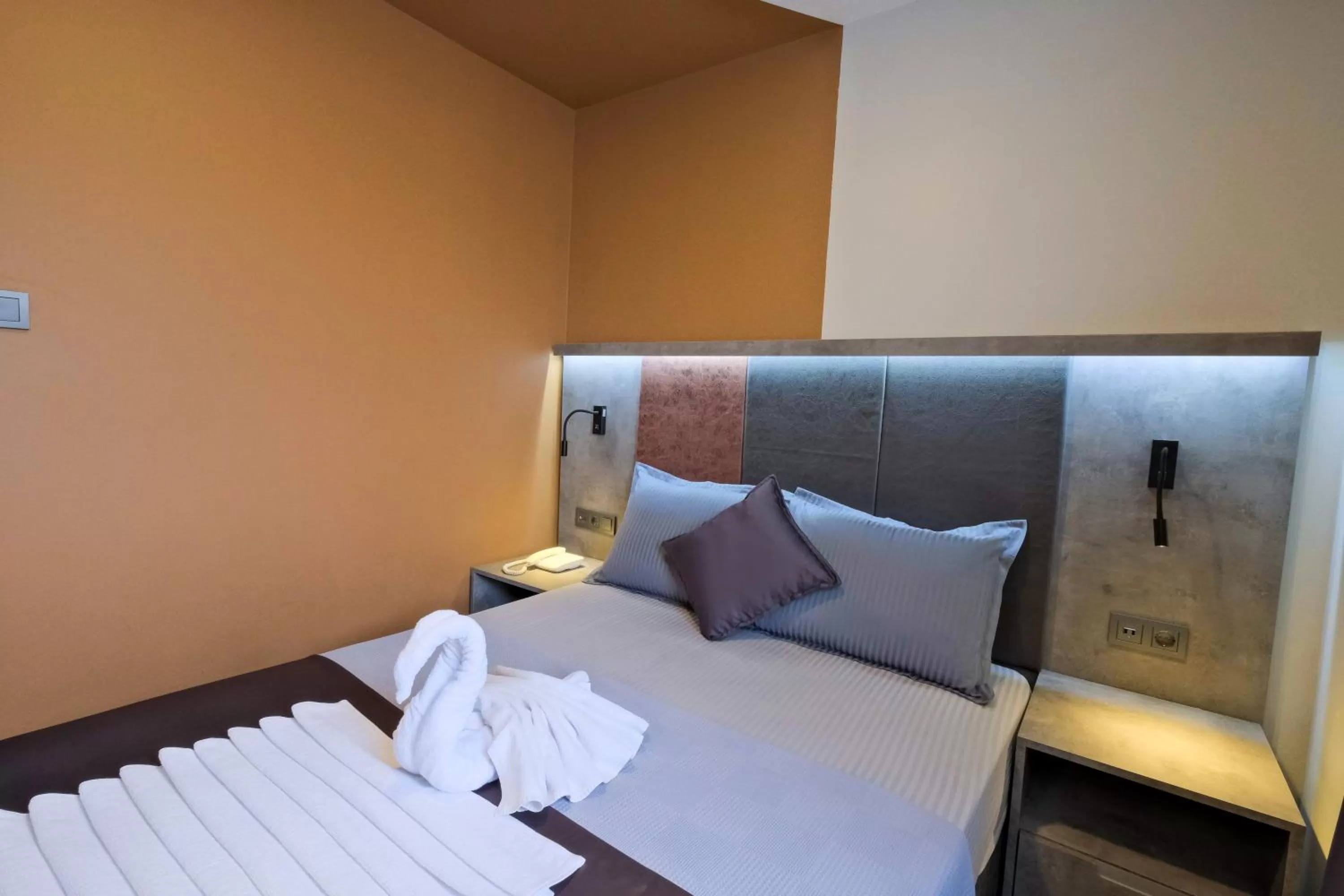 Photo of the whole room, Bed in The Queen Hotel