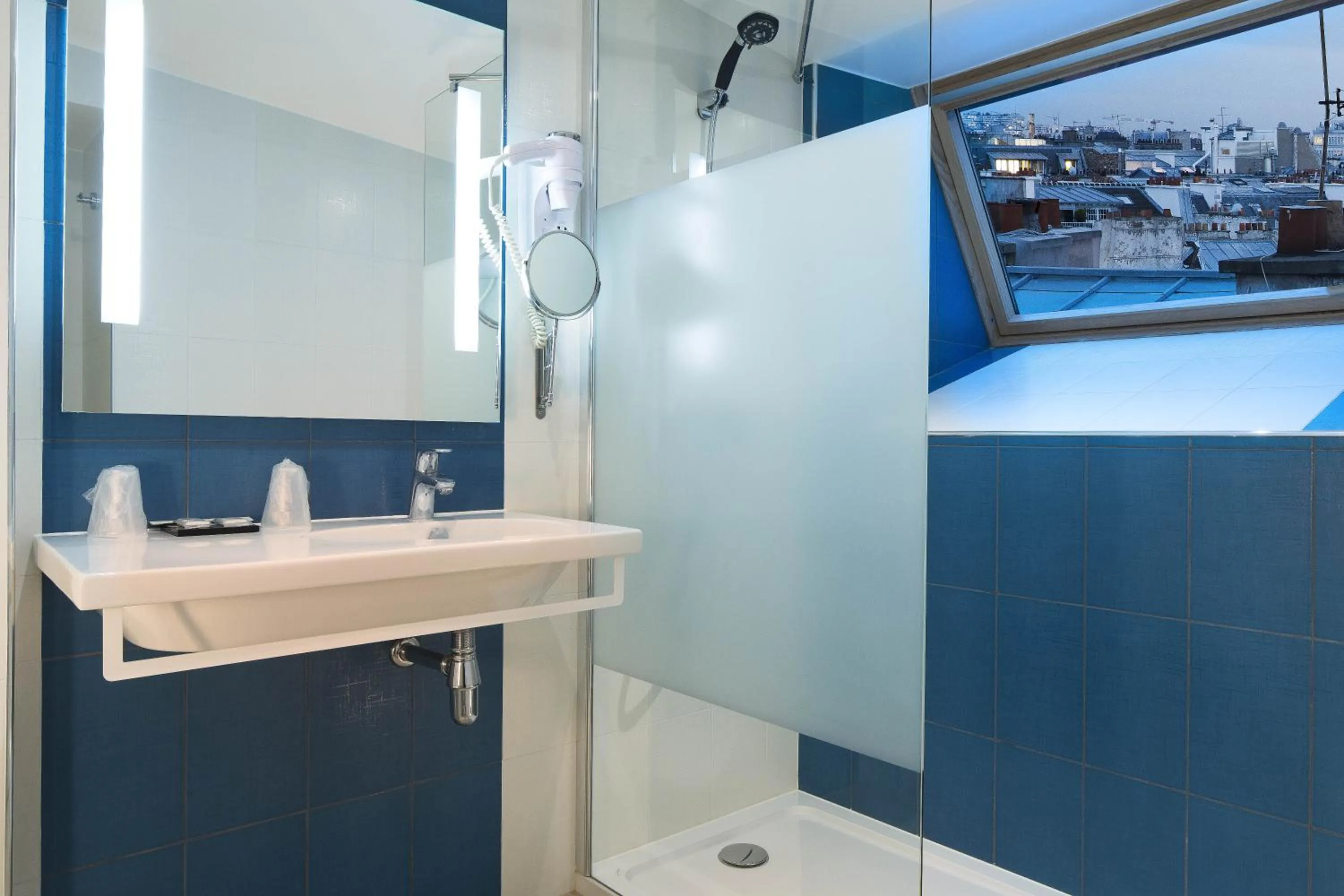 Bathroom in Hôtel Brésil Opéra SPA