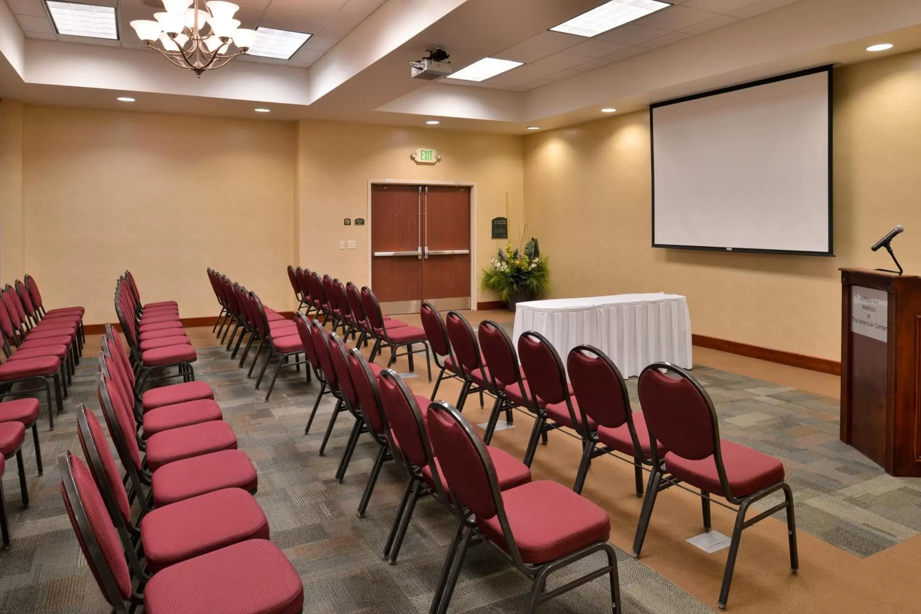 Meeting/conference room in Holiday Inn Madison at The American Center, an IHG Hotel