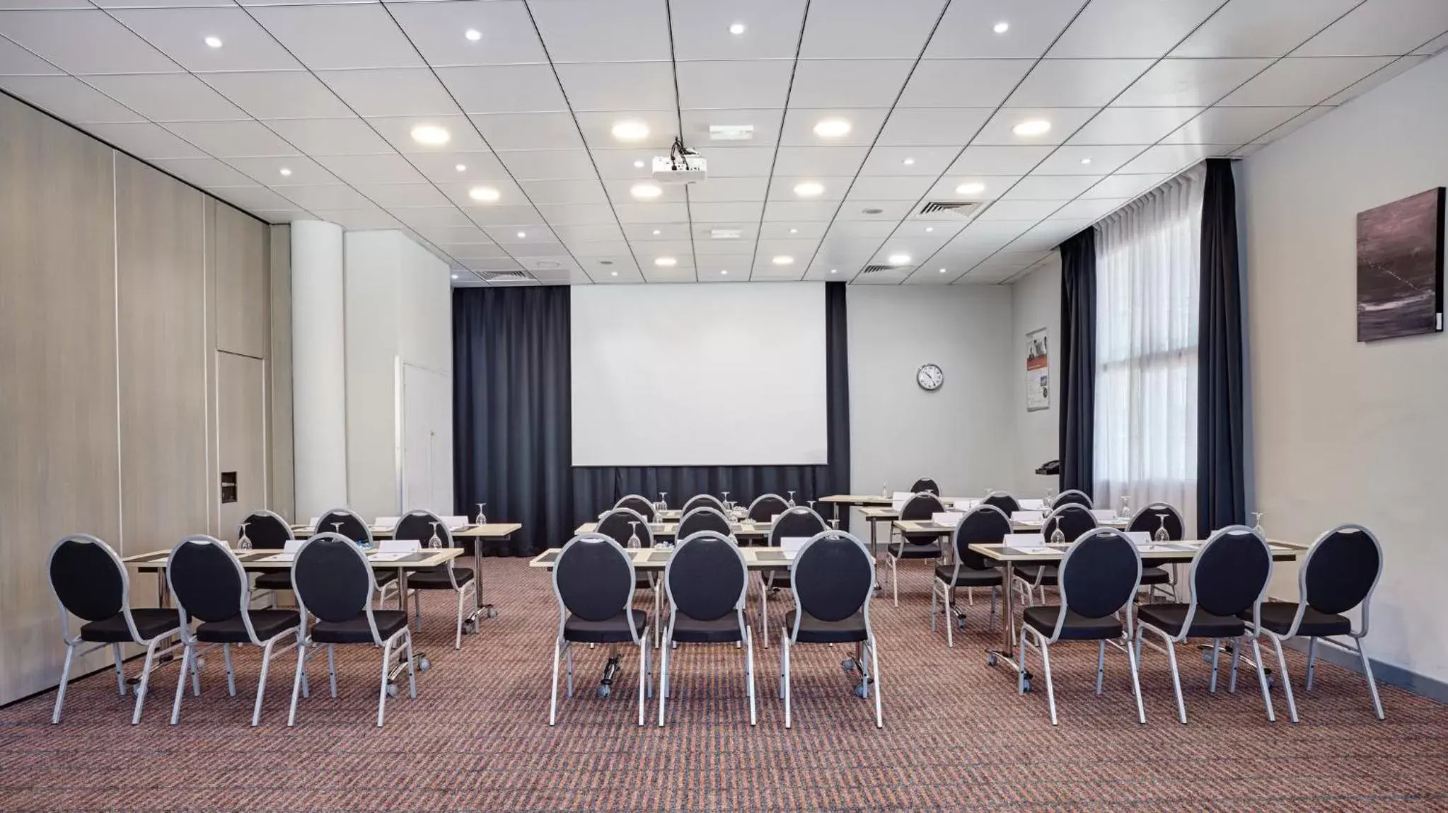 Meeting/conference room in Holiday Inn Toulon City Centre, an IHG Hotel