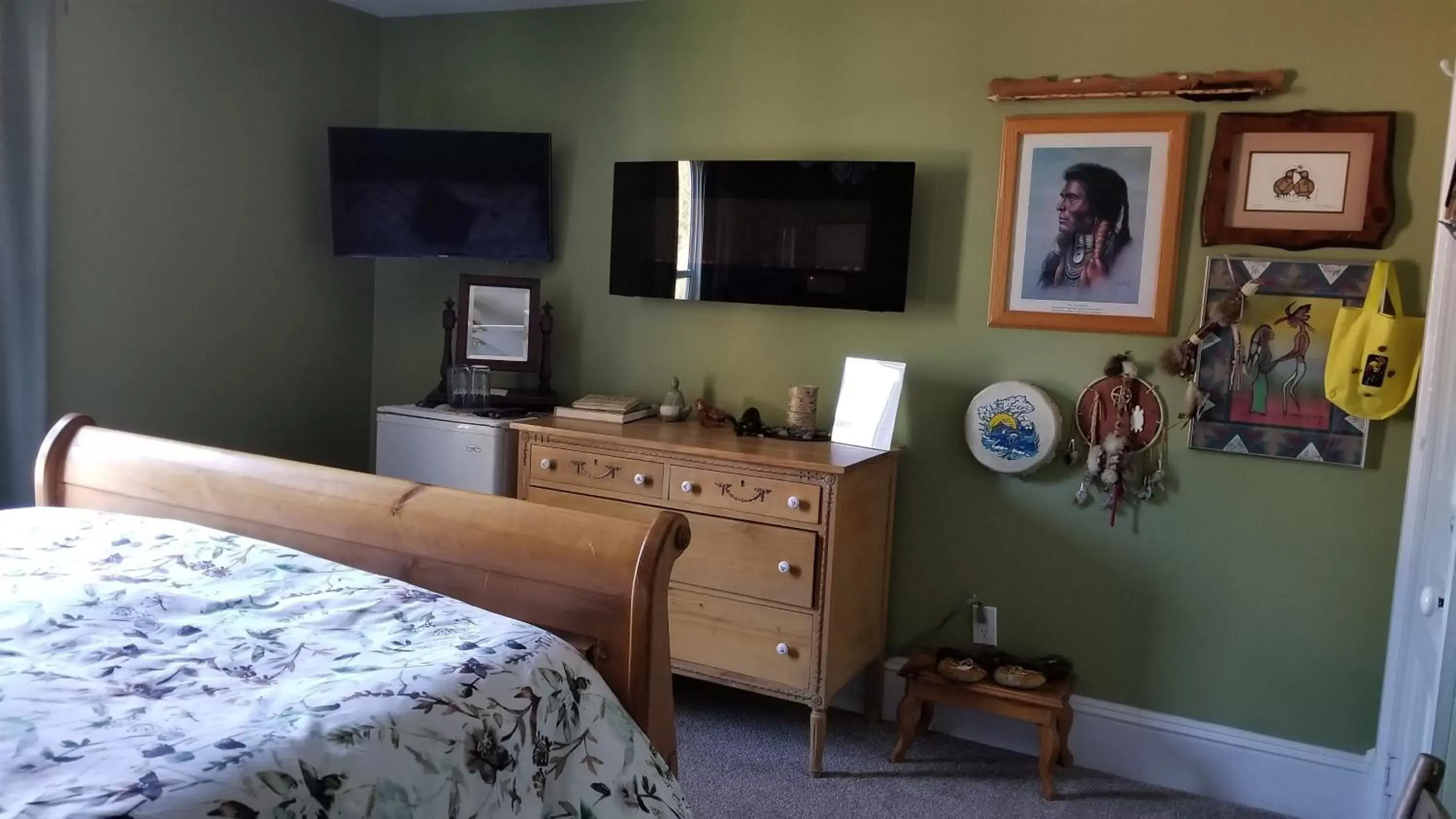 TV and multimedia, TV/Entertainment Center in Bondy House Bed & Breakfast