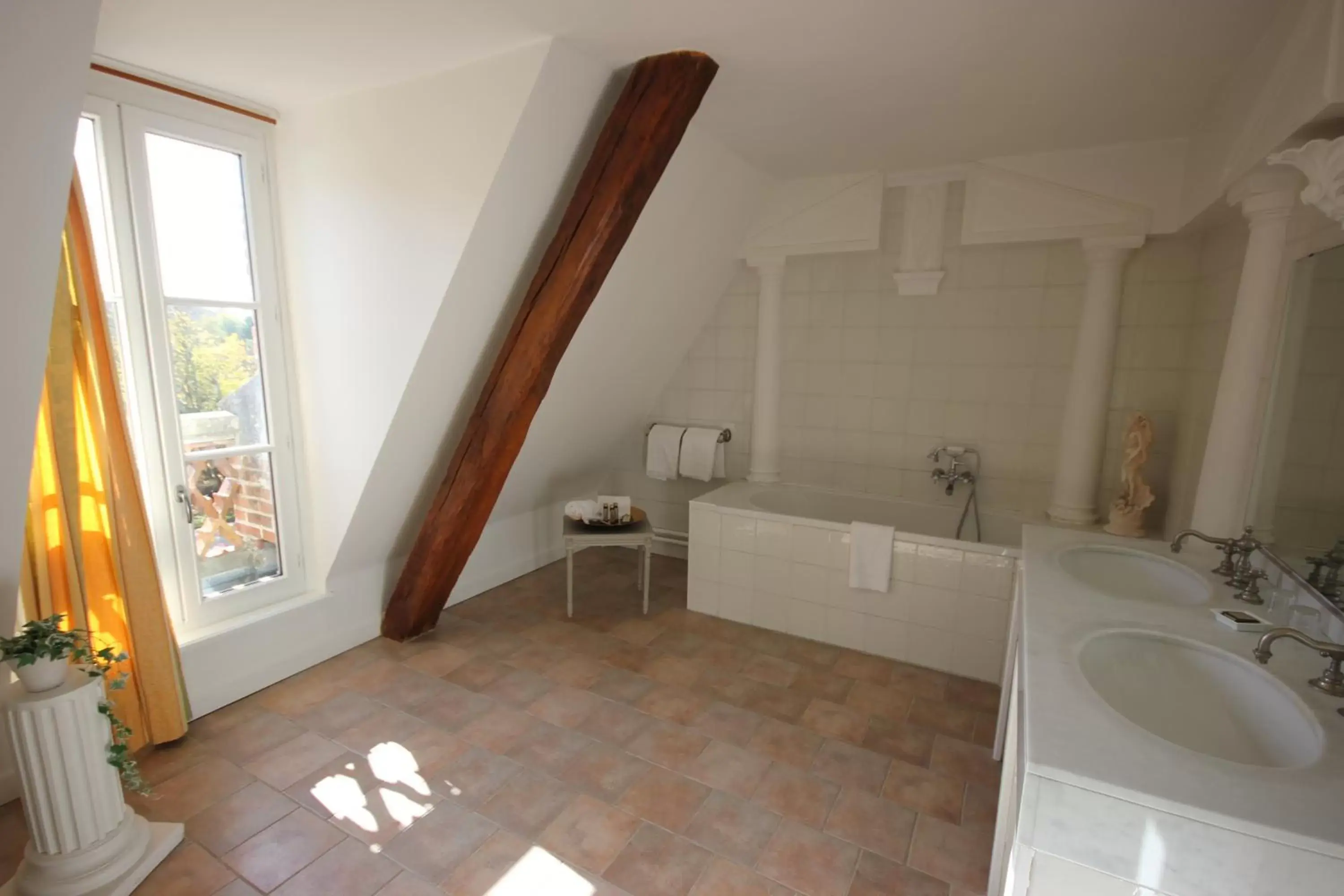 Bathroom in Hostellerie Du Château Les Muids