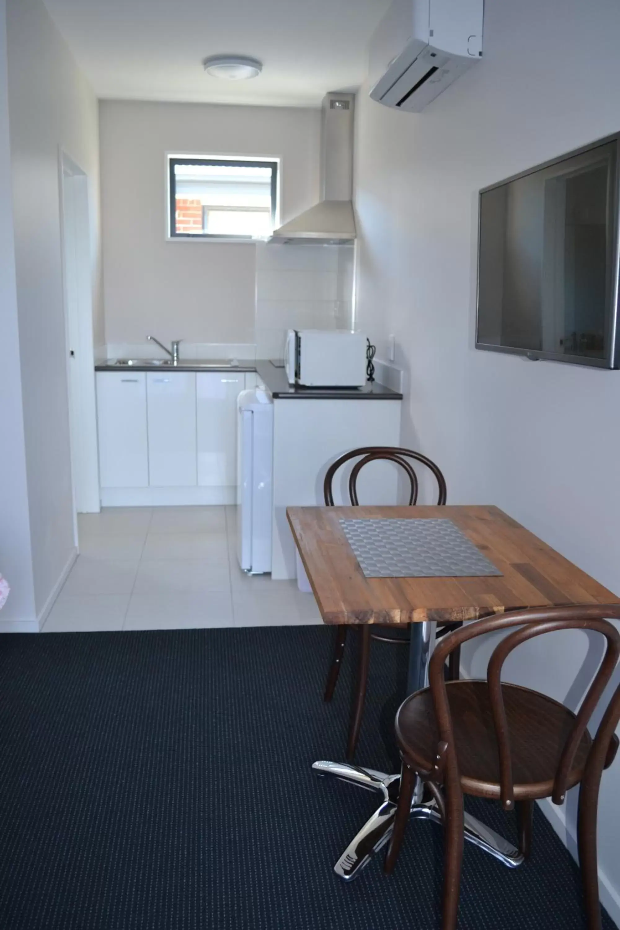 Dining area, Kitchen/Kitchenette in 319 Addington Motel