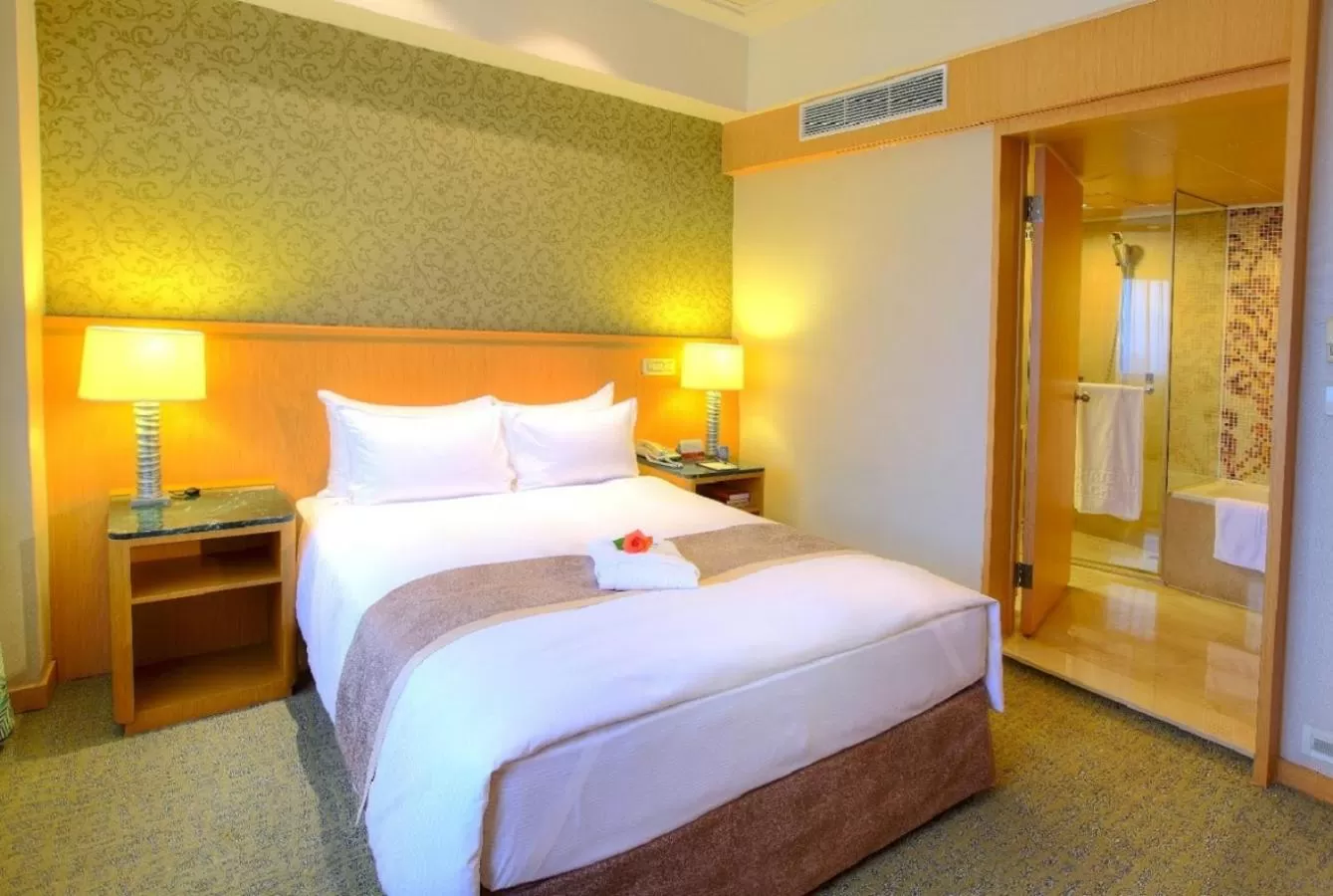 Photo of the whole room, Bed in Chateau de Chine Hotel Hualien