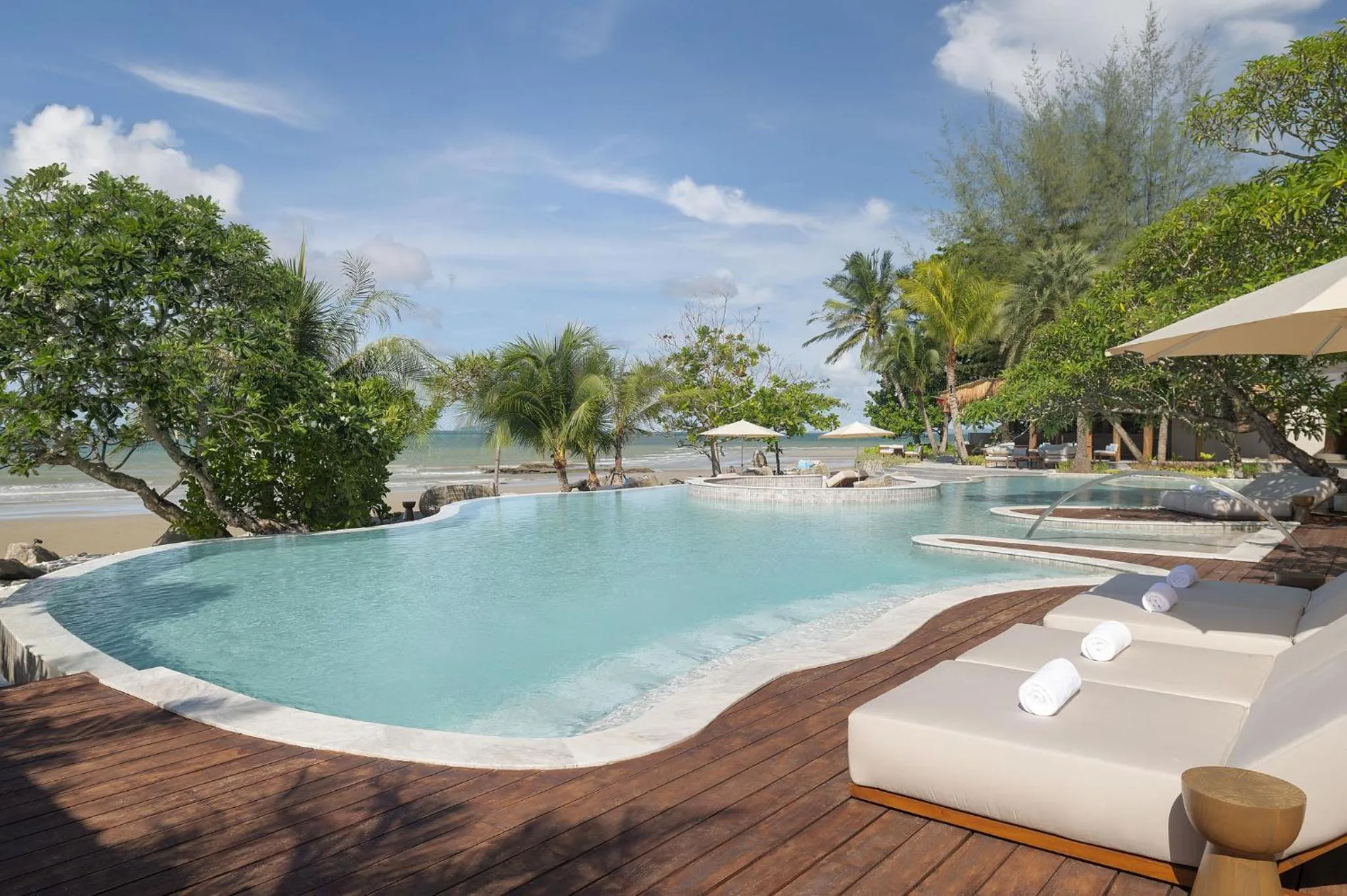 Swimming pool in Mercure Rayong Lomtalay Villas & Resort