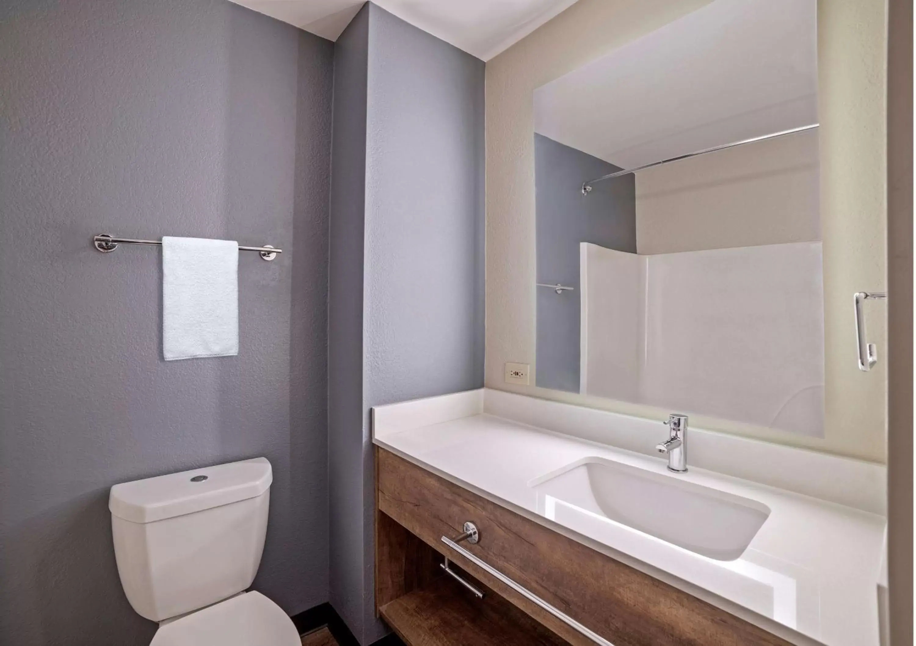 Bathroom in Extended Stay America Suites - San Jose - Milpitas - McCarthy Ranch