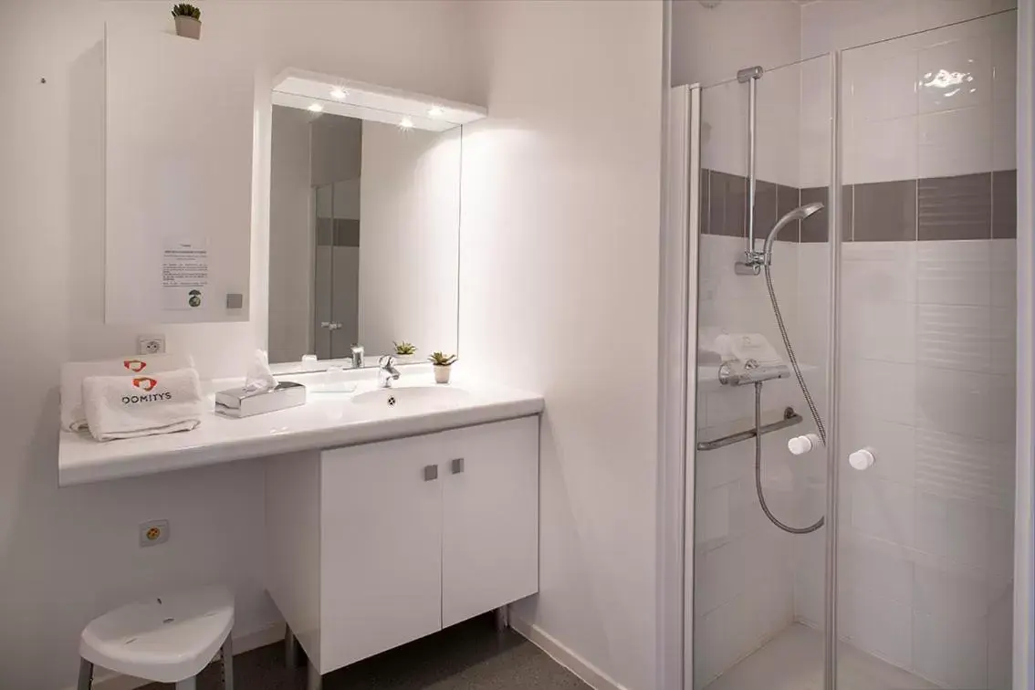 Shower, Bathroom in DOMITYS LES SABLES D'OR
