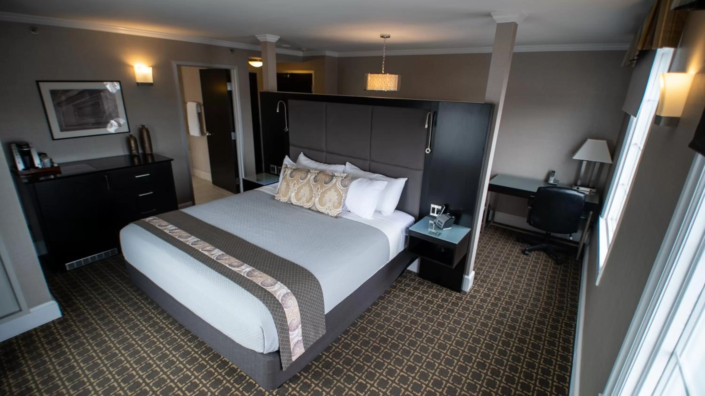 Bed in voco The Tiger Hotel, Columbia, MO by IHG