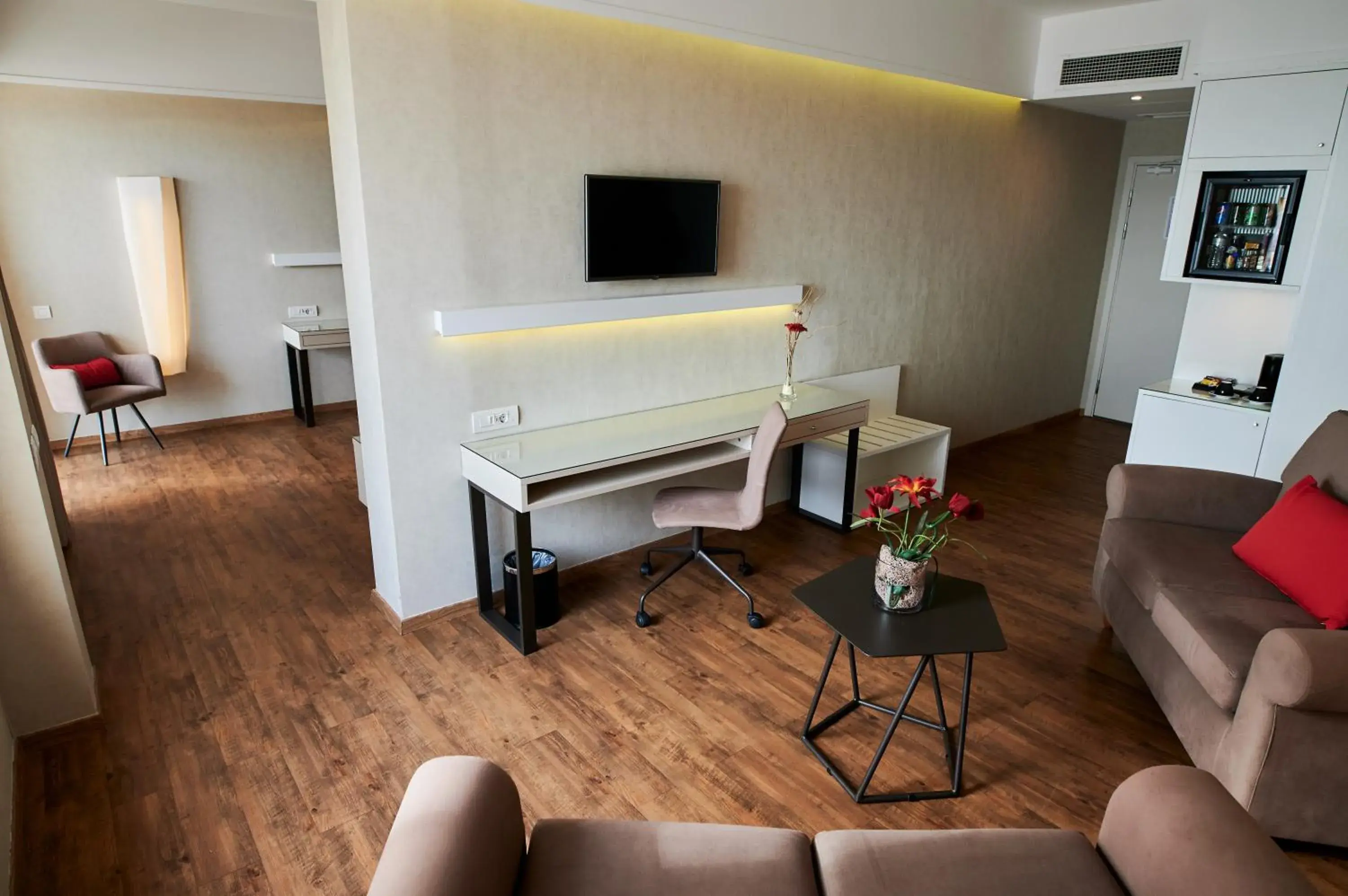 Seating area, TV/Entertainment Center in Ramada Plaza Thraki