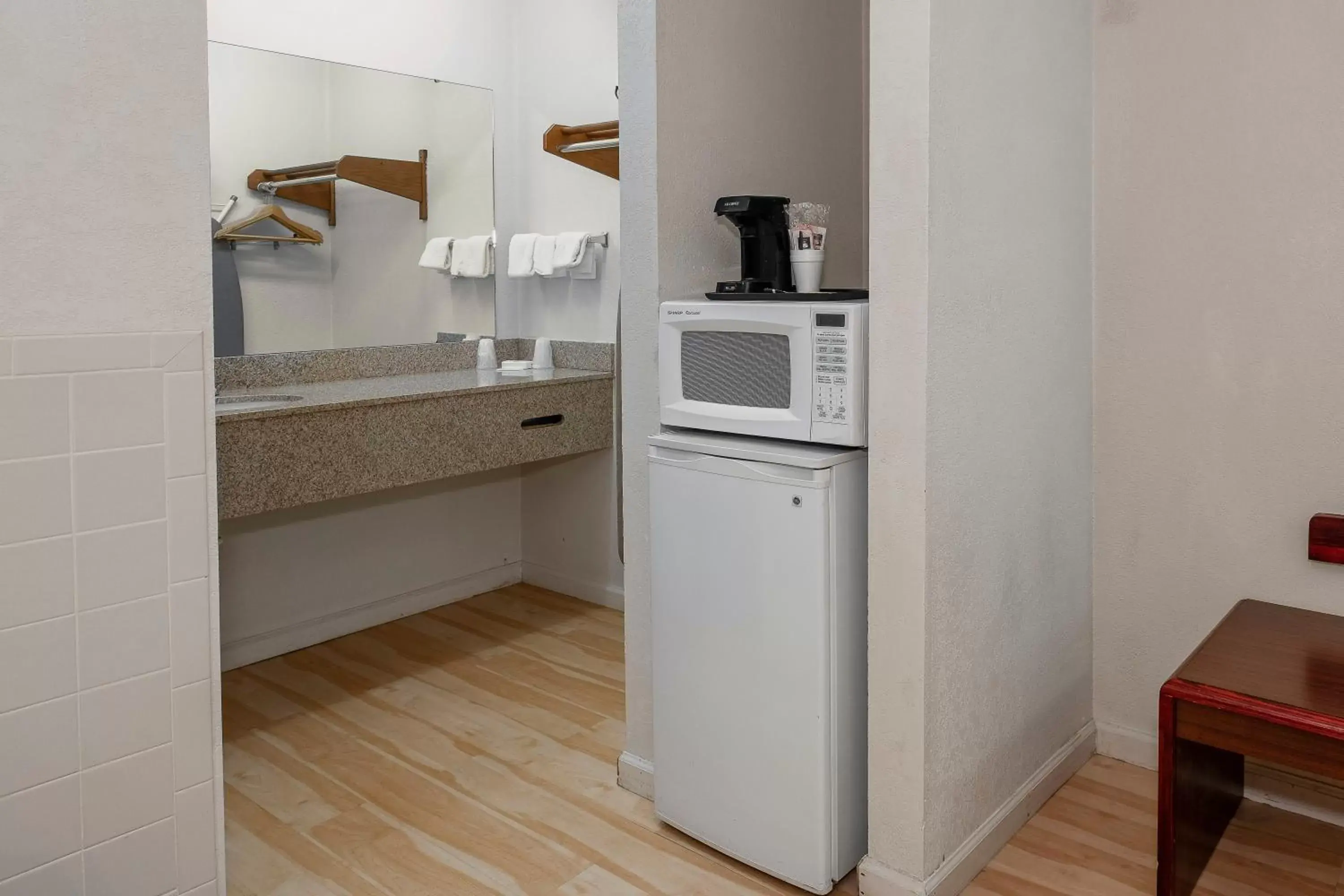Photo of the whole room, Kitchen/Kitchenette in Red Roof Inn & Suites Rome