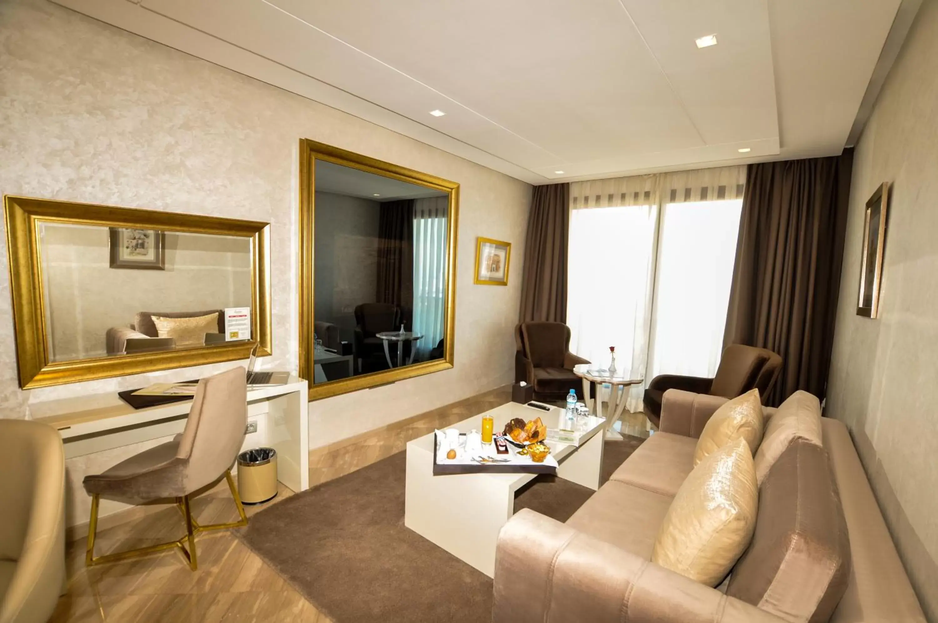 Communal lounge/ TV room, Seating Area in Suite Hotel Casa Diamond