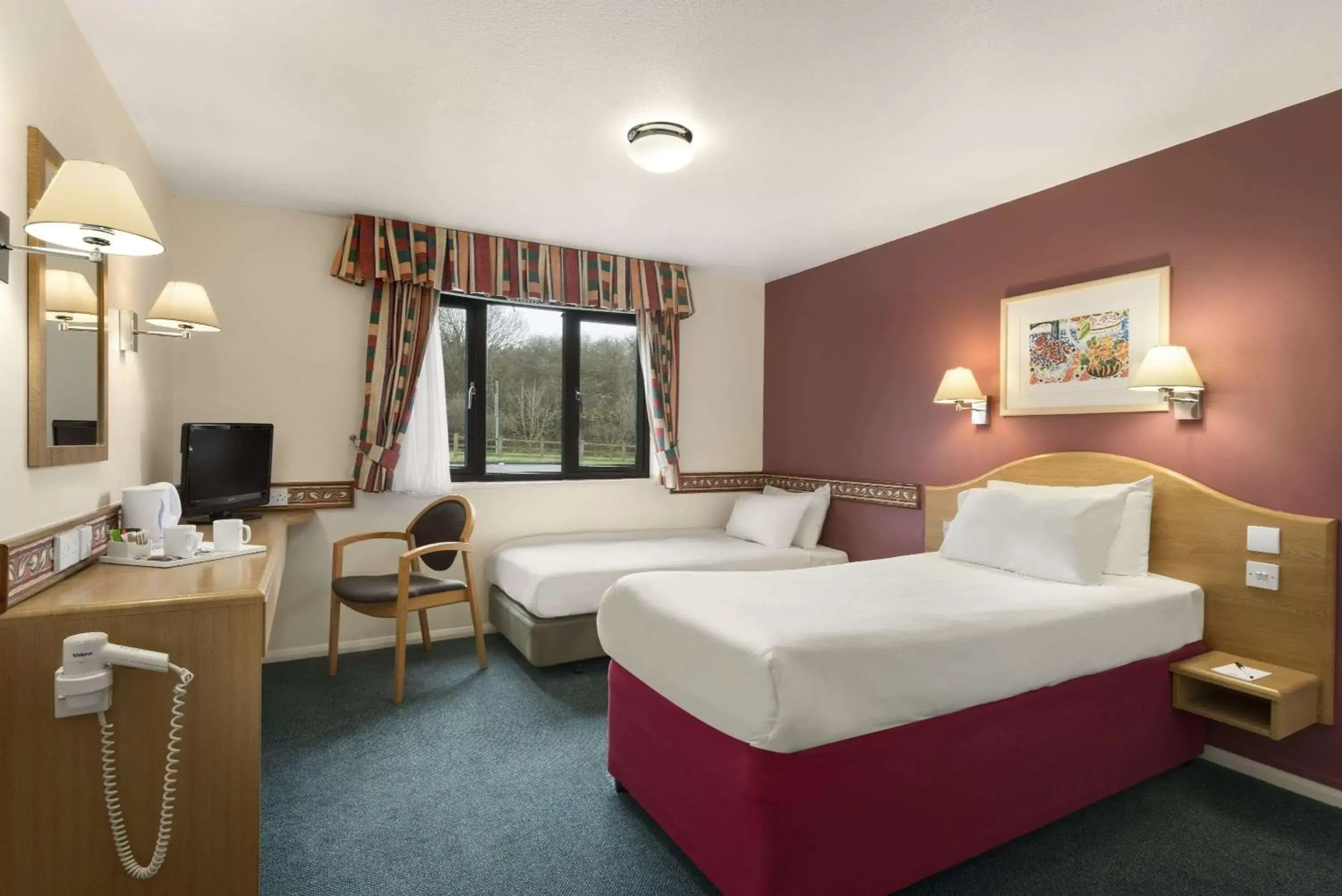 Photo of the whole room in Days Inn Michaelwood M5