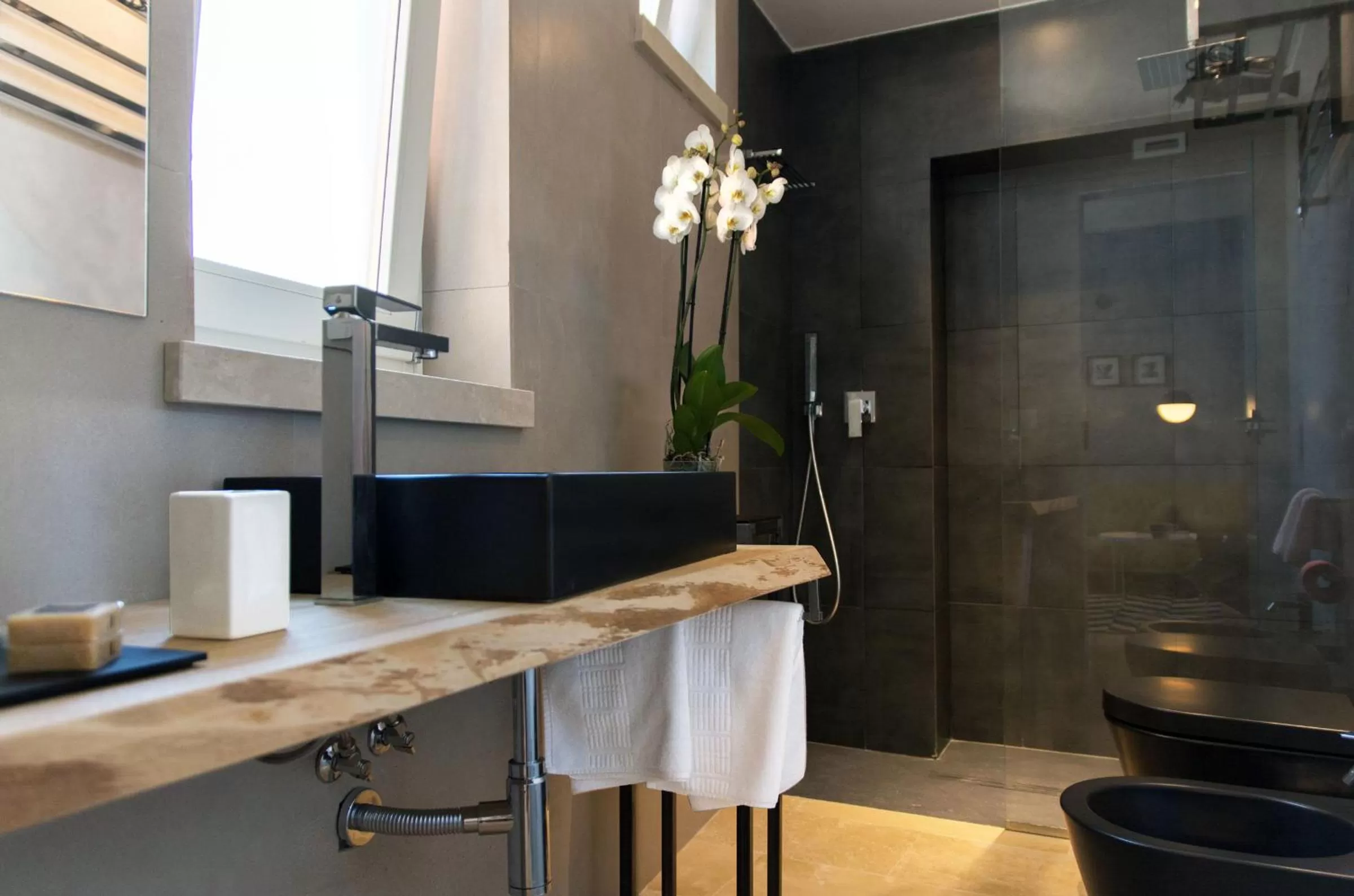 Shower in CinqueSuites Ortigia