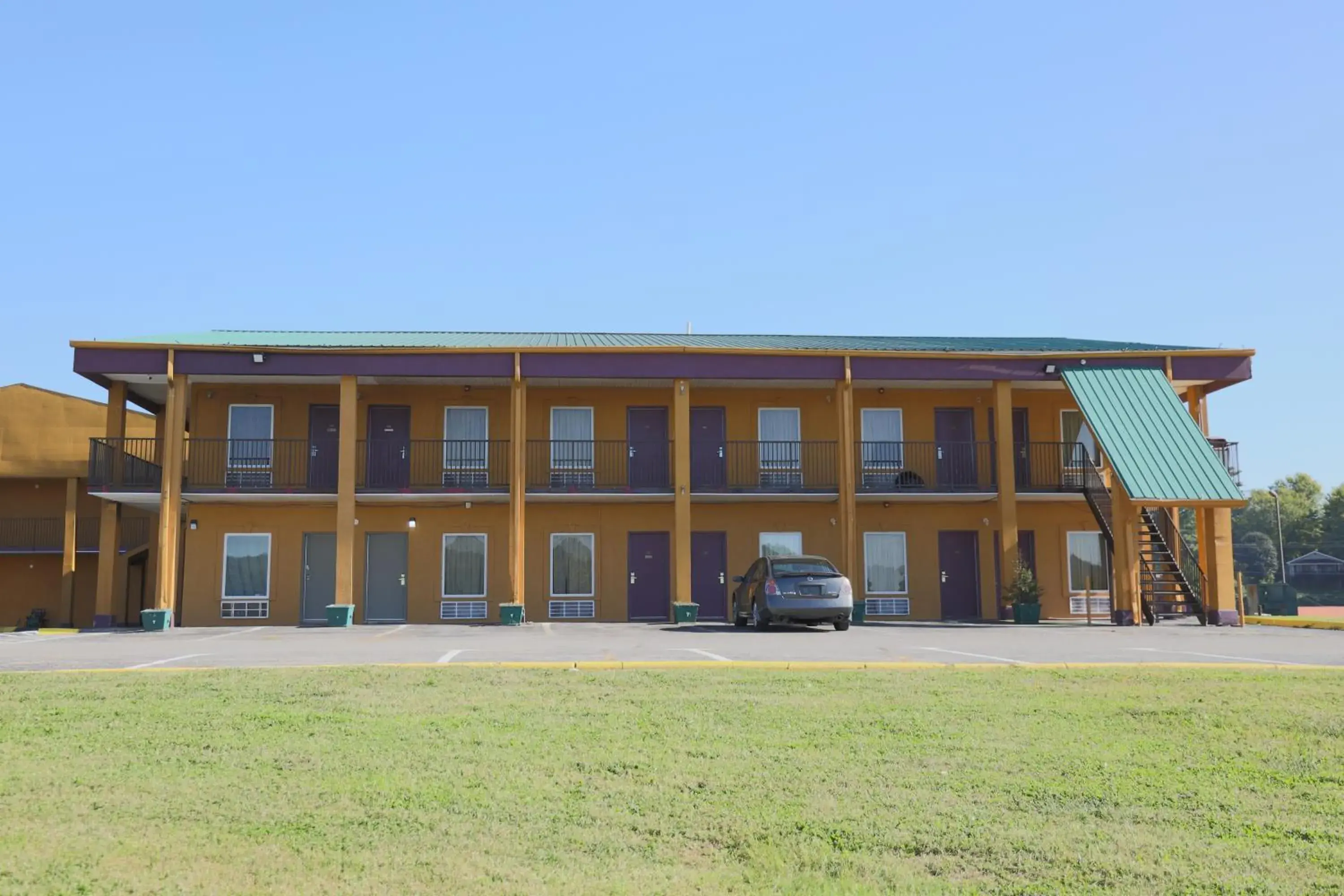 Property Building in Travelers Inn Elizabethton