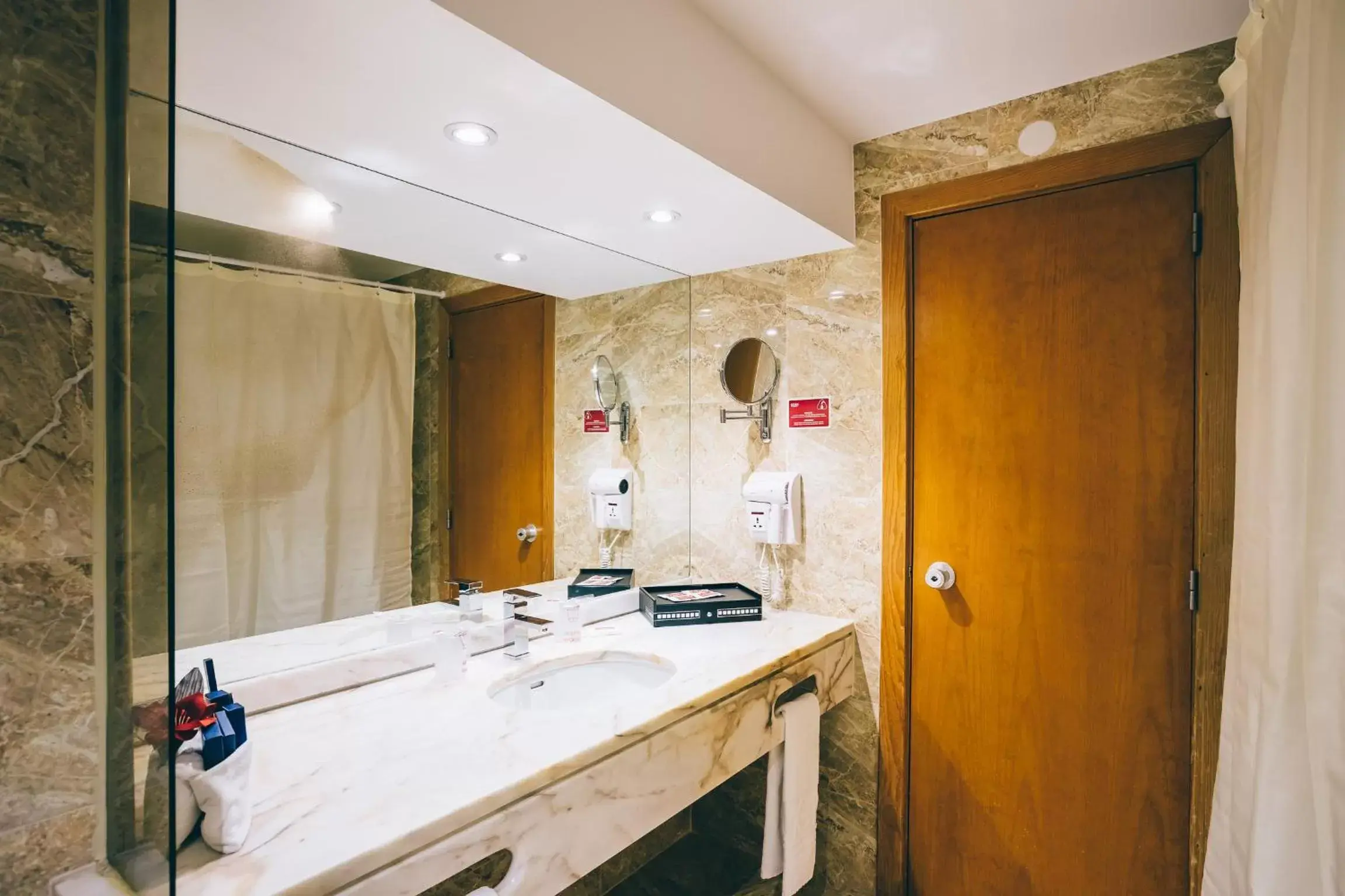 Toilet, Bathroom in Muthu Oura Praia Hotel